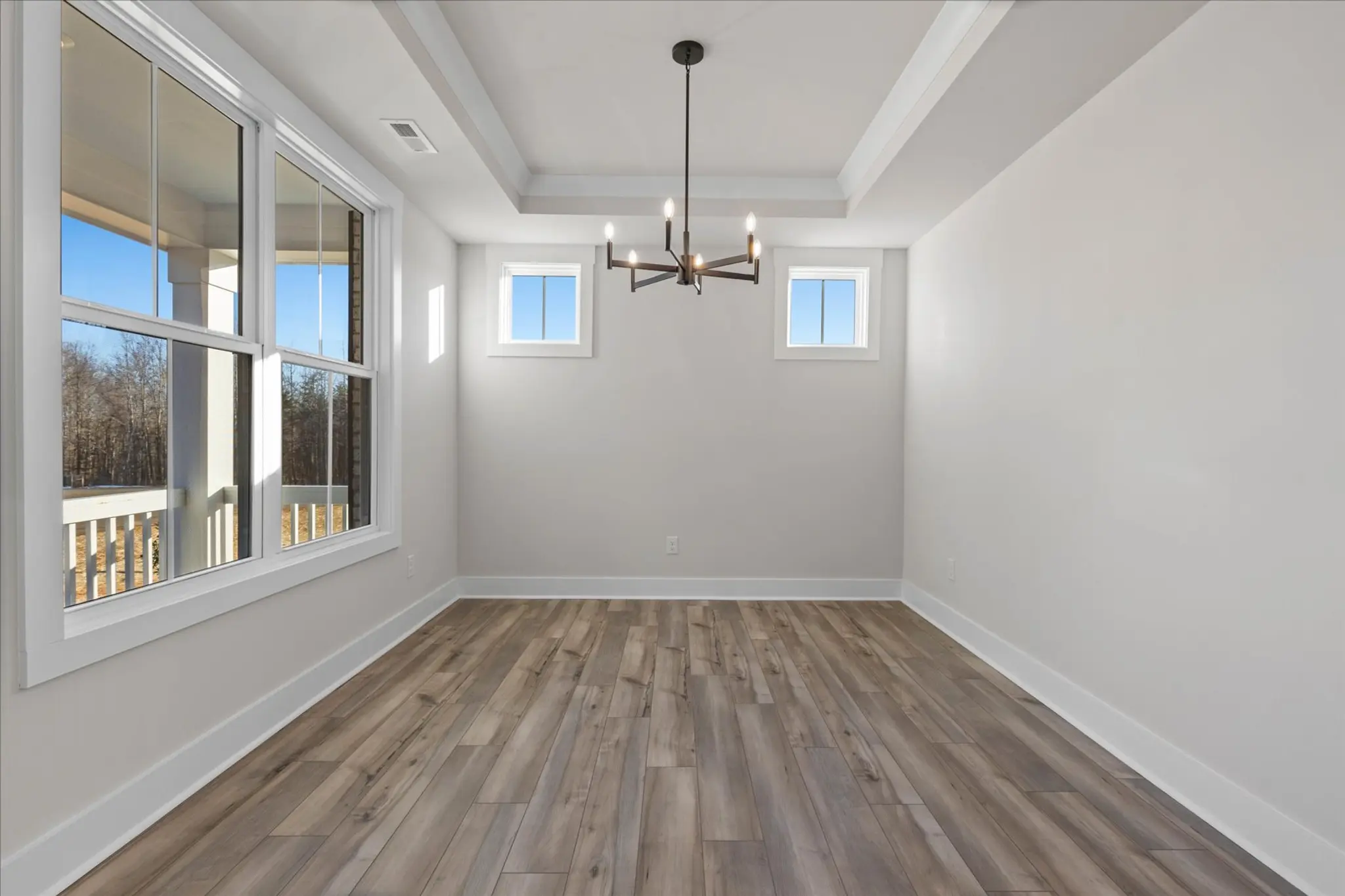 Logical and Linear - Interior Photo 13