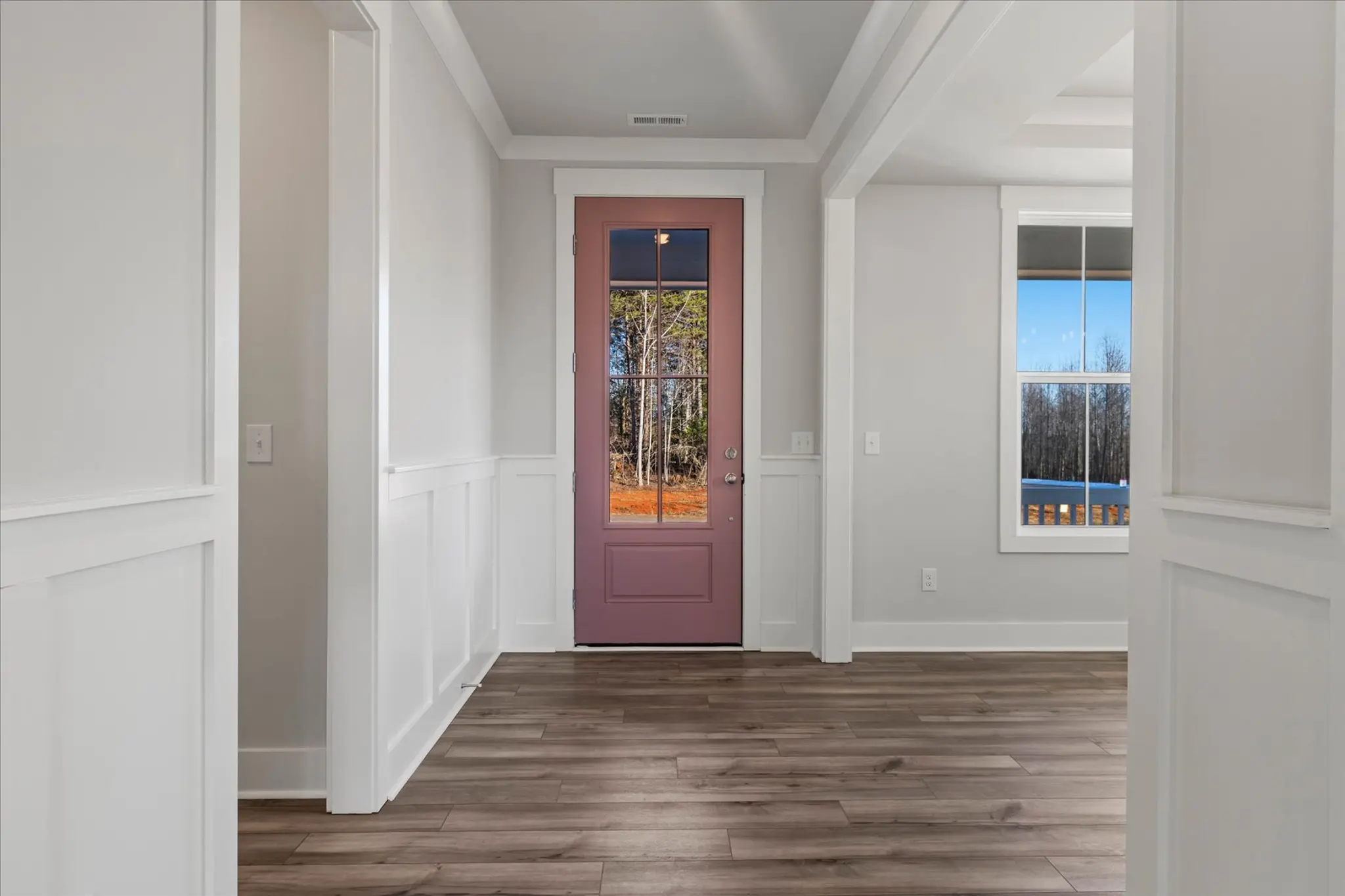 Logical and Linear - Interior Photo 10