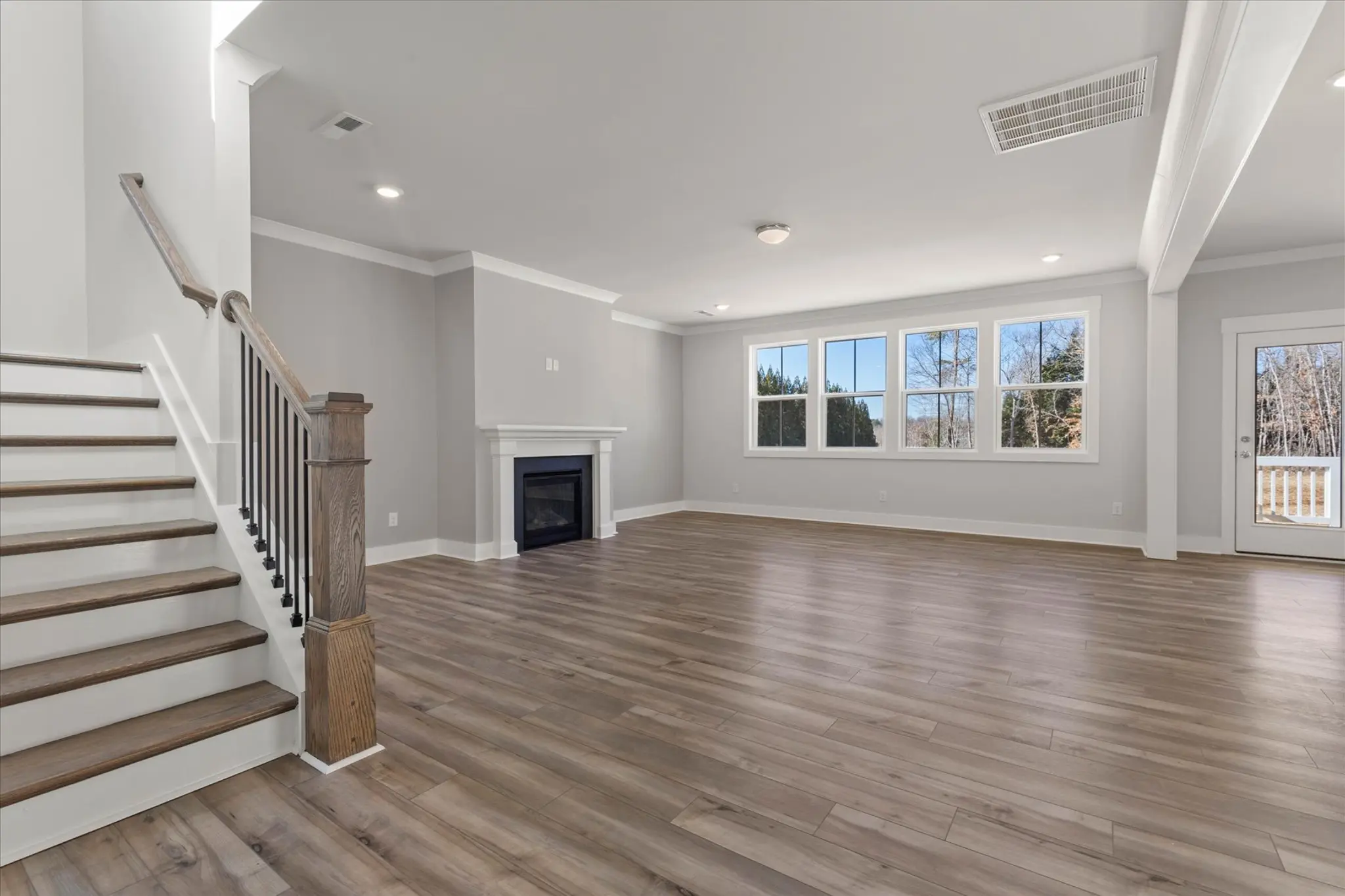 Logical and Linear - Interior Photo 15