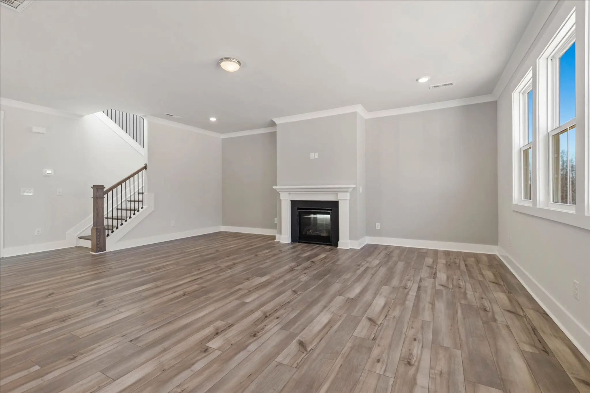 Logical and Linear - Interior Photo 39