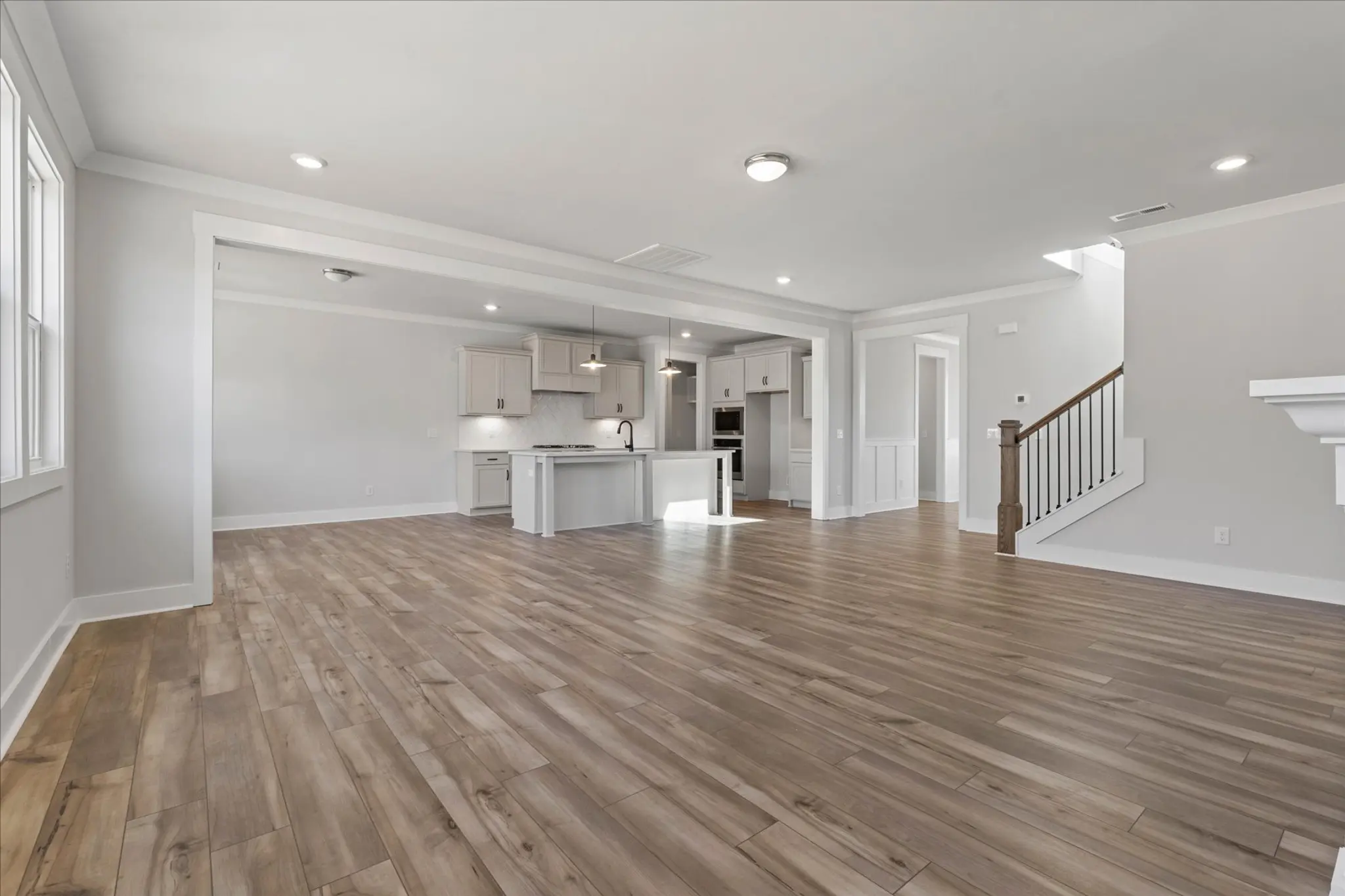 Logical and Linear - Interior Photo 16