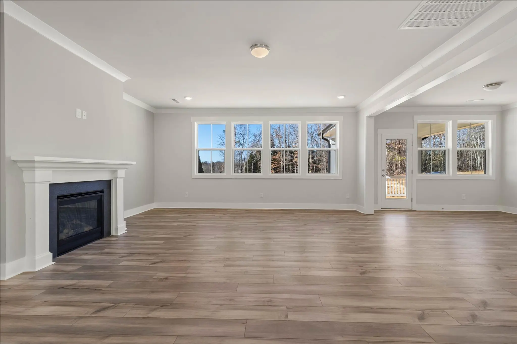 Logical and Linear - Interior Photo 14