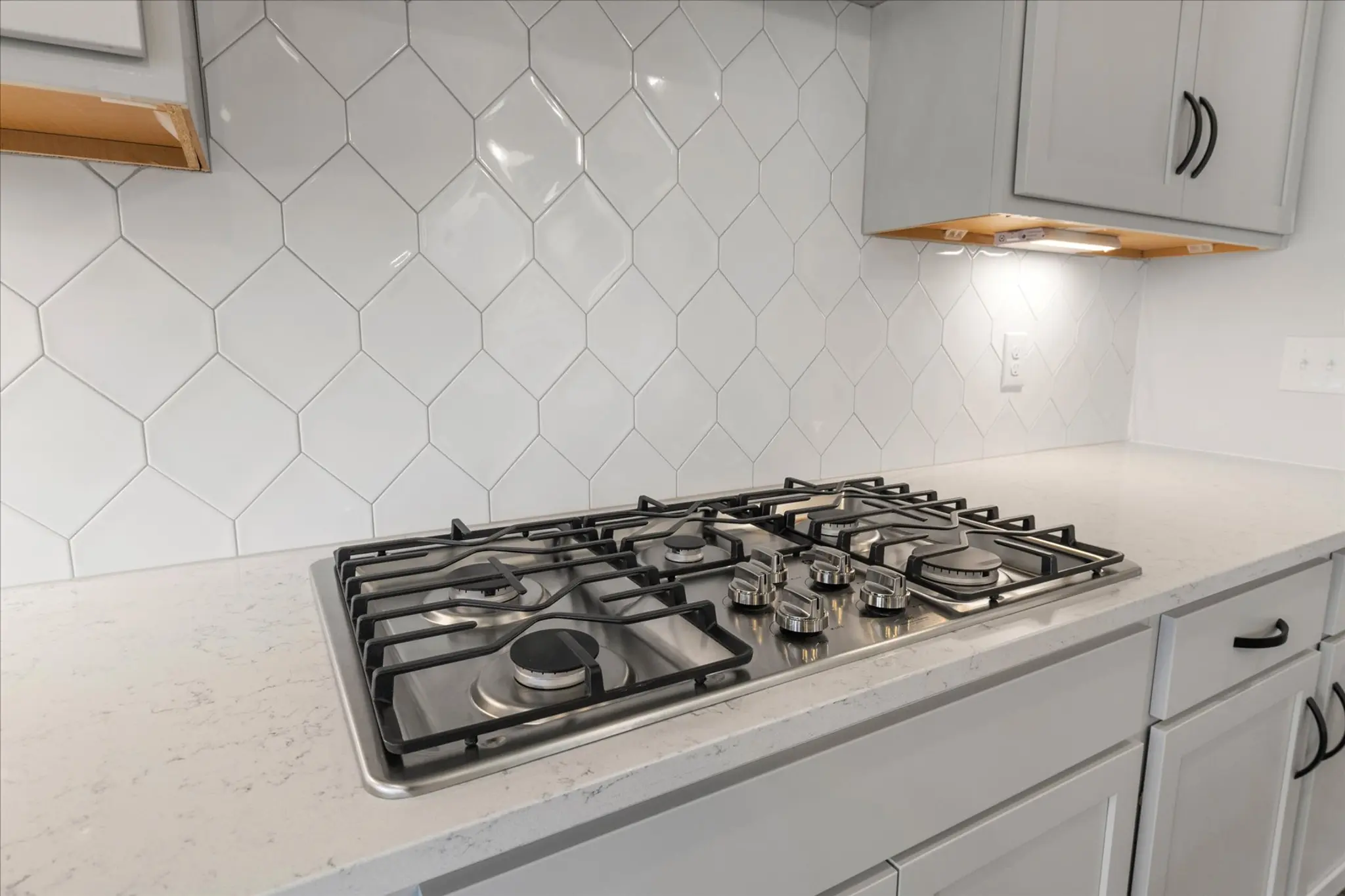 Logical and Linear - Interior Photo 8