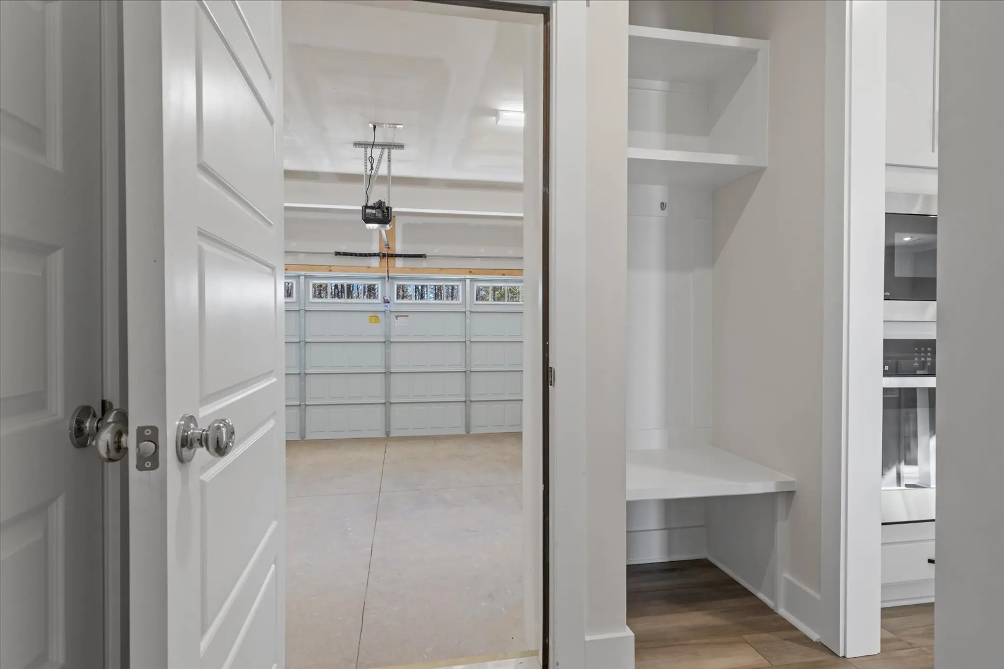 Logical and Linear - Interior Photo 9