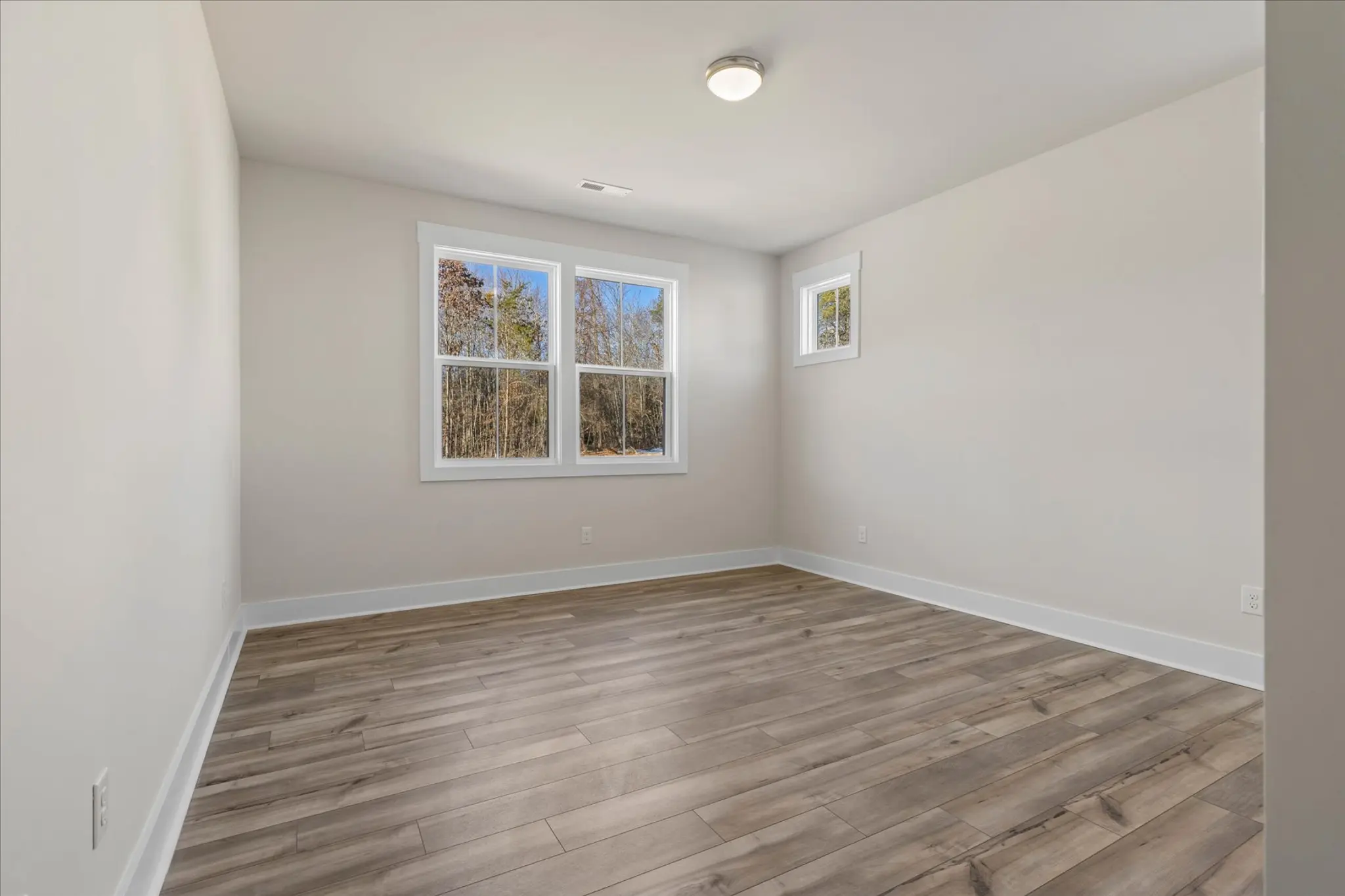 Logical and Linear - Interior Photo 38