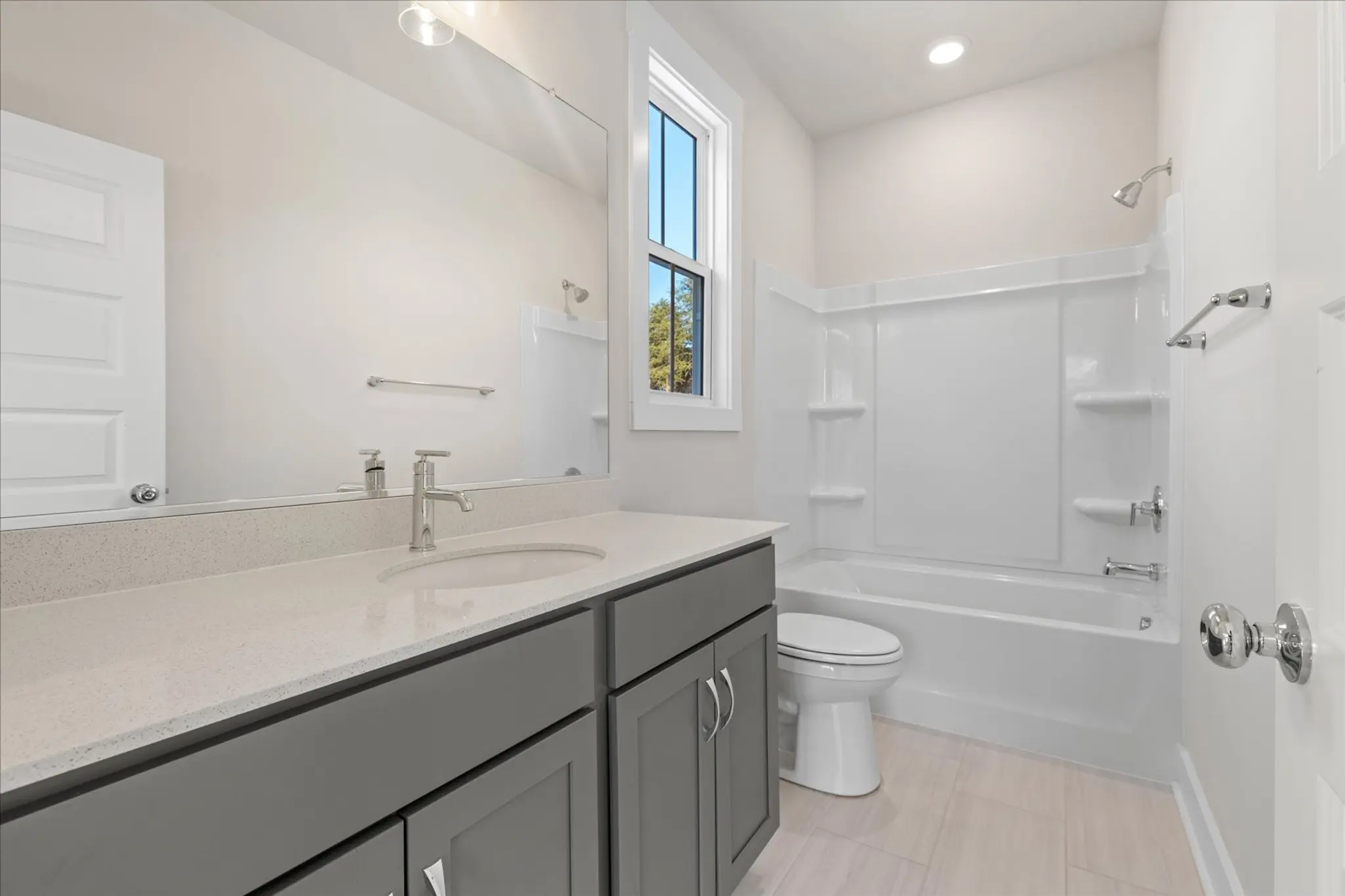 Logical and Linear - Interior Photo 37