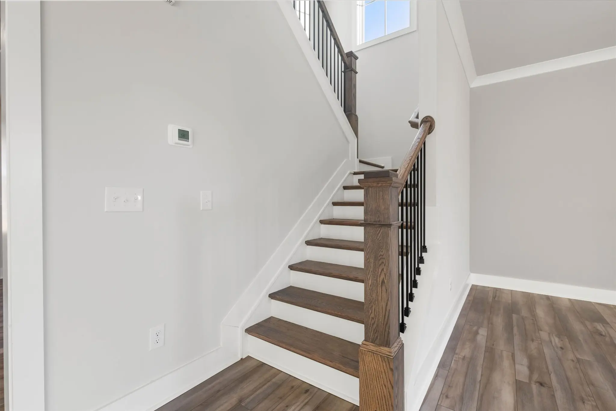 Logical and Linear - Interior Photo 17