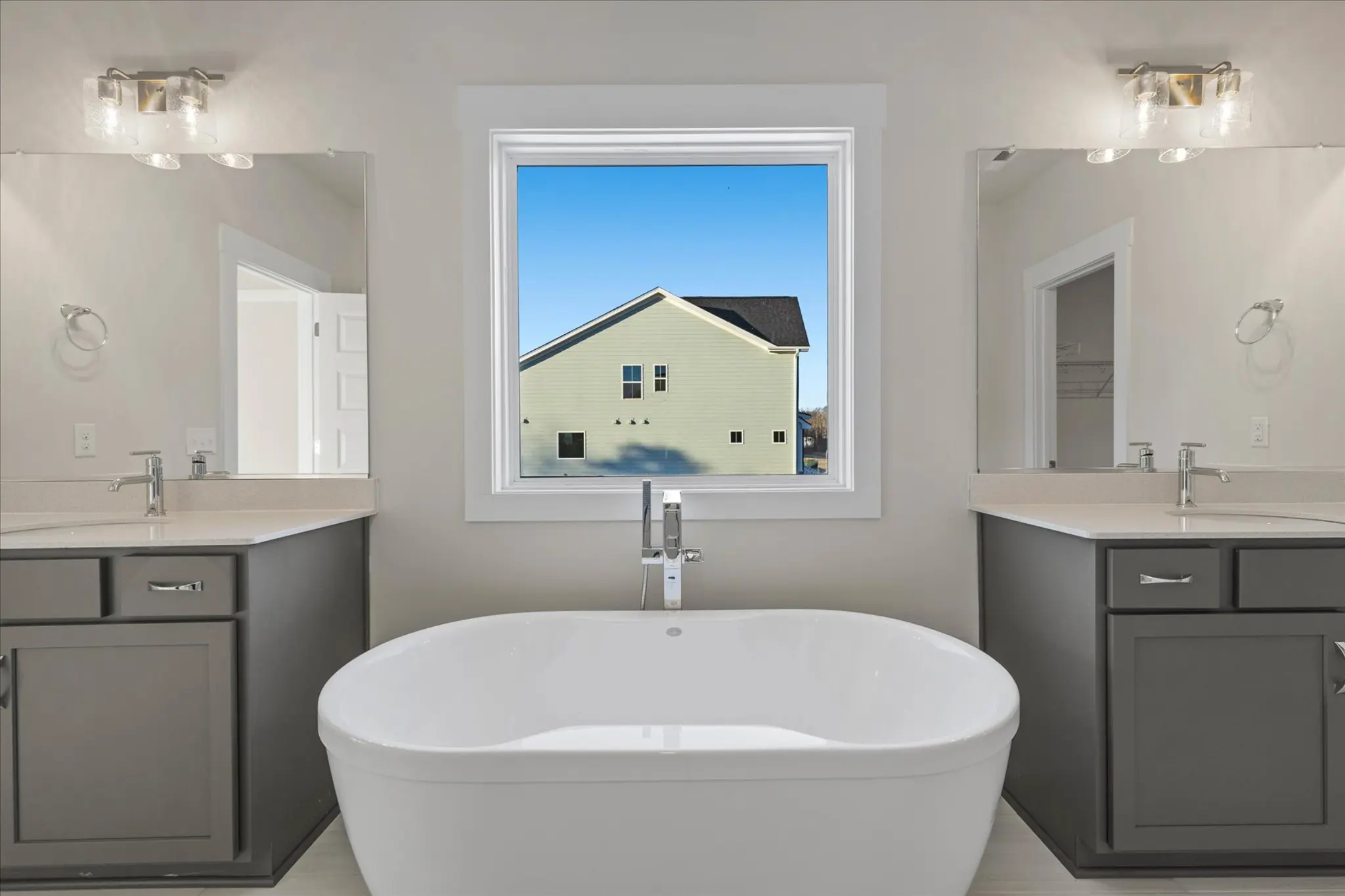 Logical and Linear - Interior Photo 22