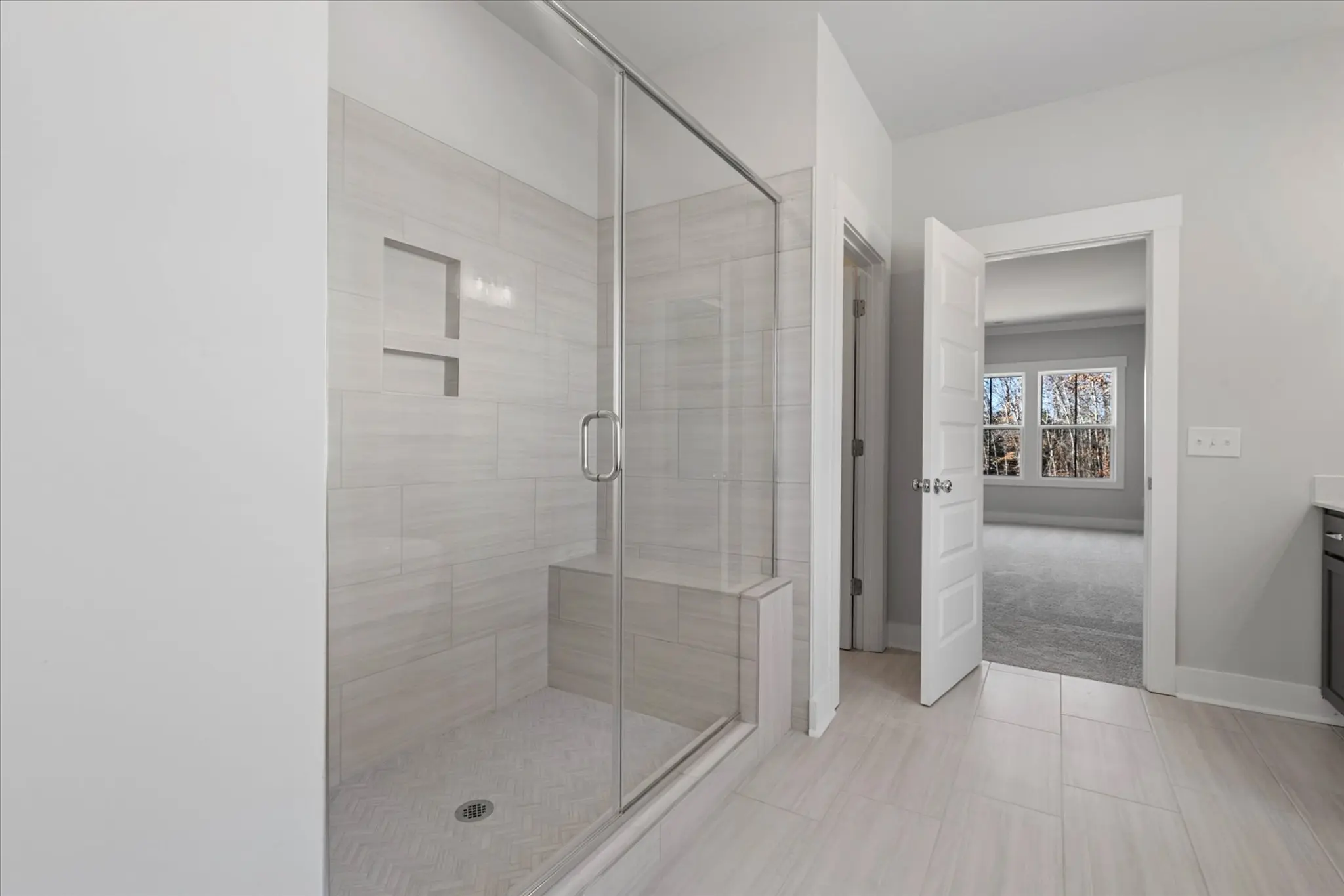 Logical and Linear - Interior Photo 26