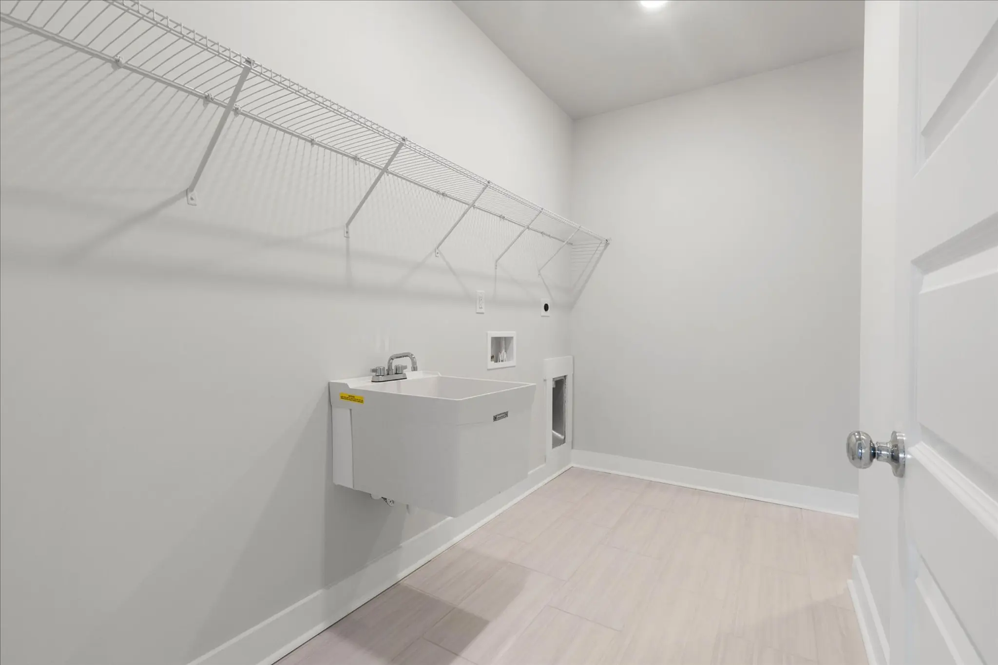 Logical and Linear - Interior Photo 33