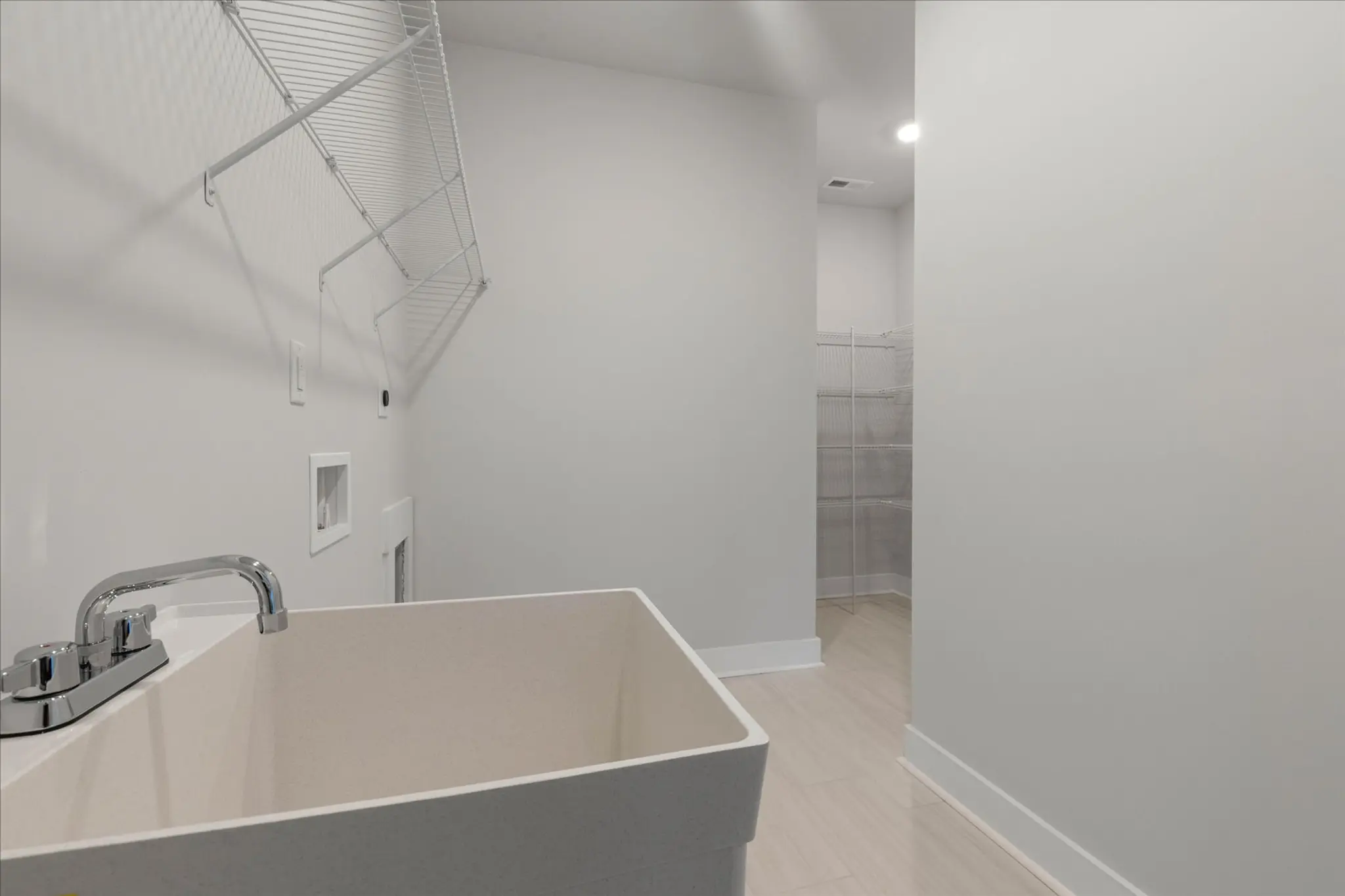 Logical and Linear - Interior Photo 31