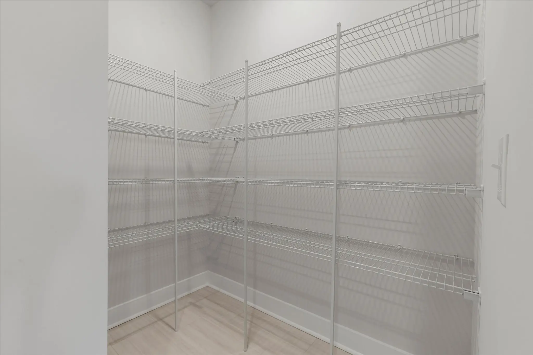 Logical and Linear - Interior Photo 32