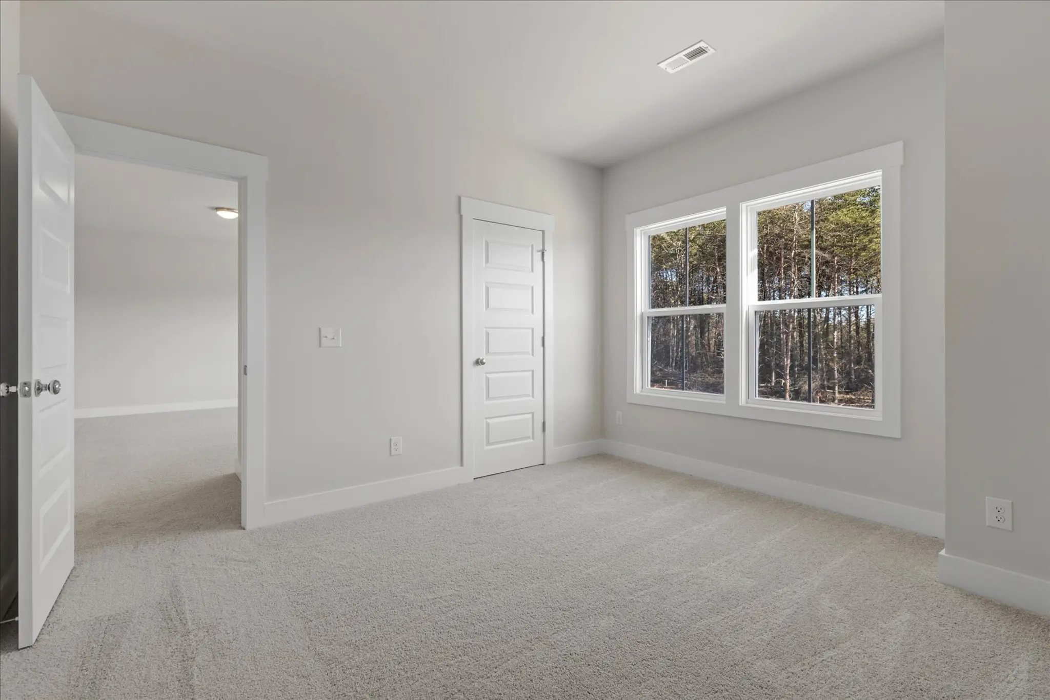 Logical and Linear - Interior Photo 29