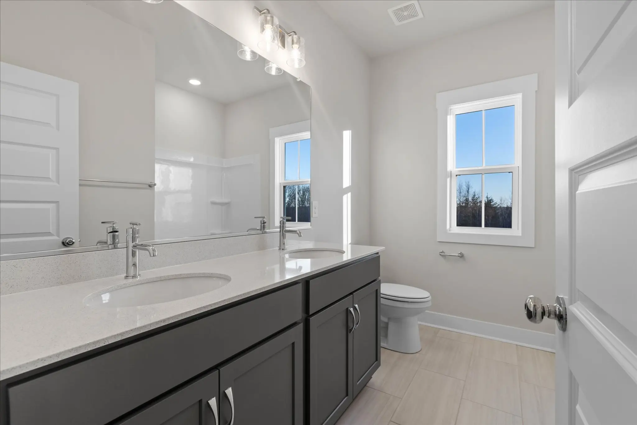 Logical and Linear - Interior Photo 25