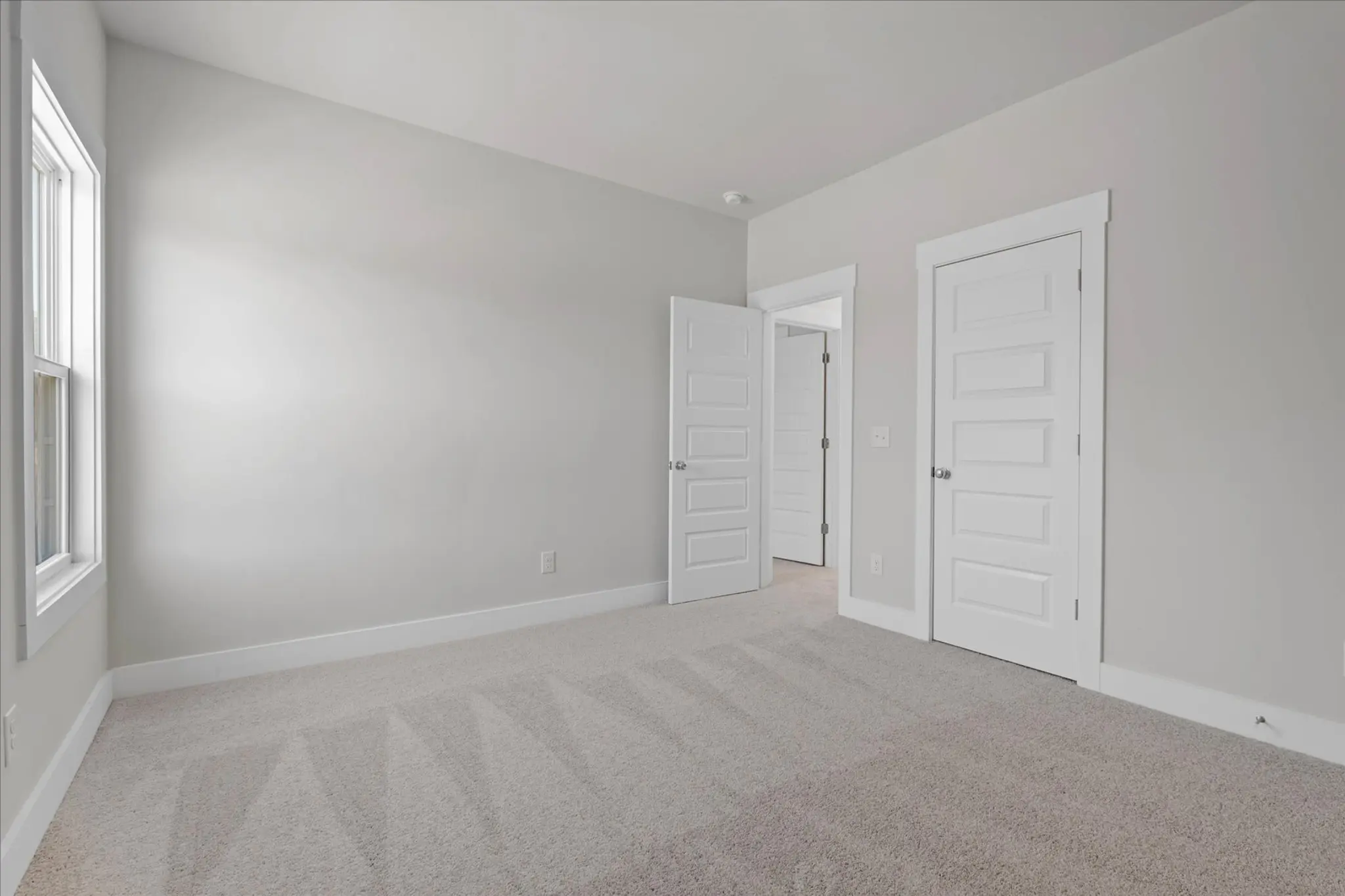 Logical and Linear - Interior Photo 43