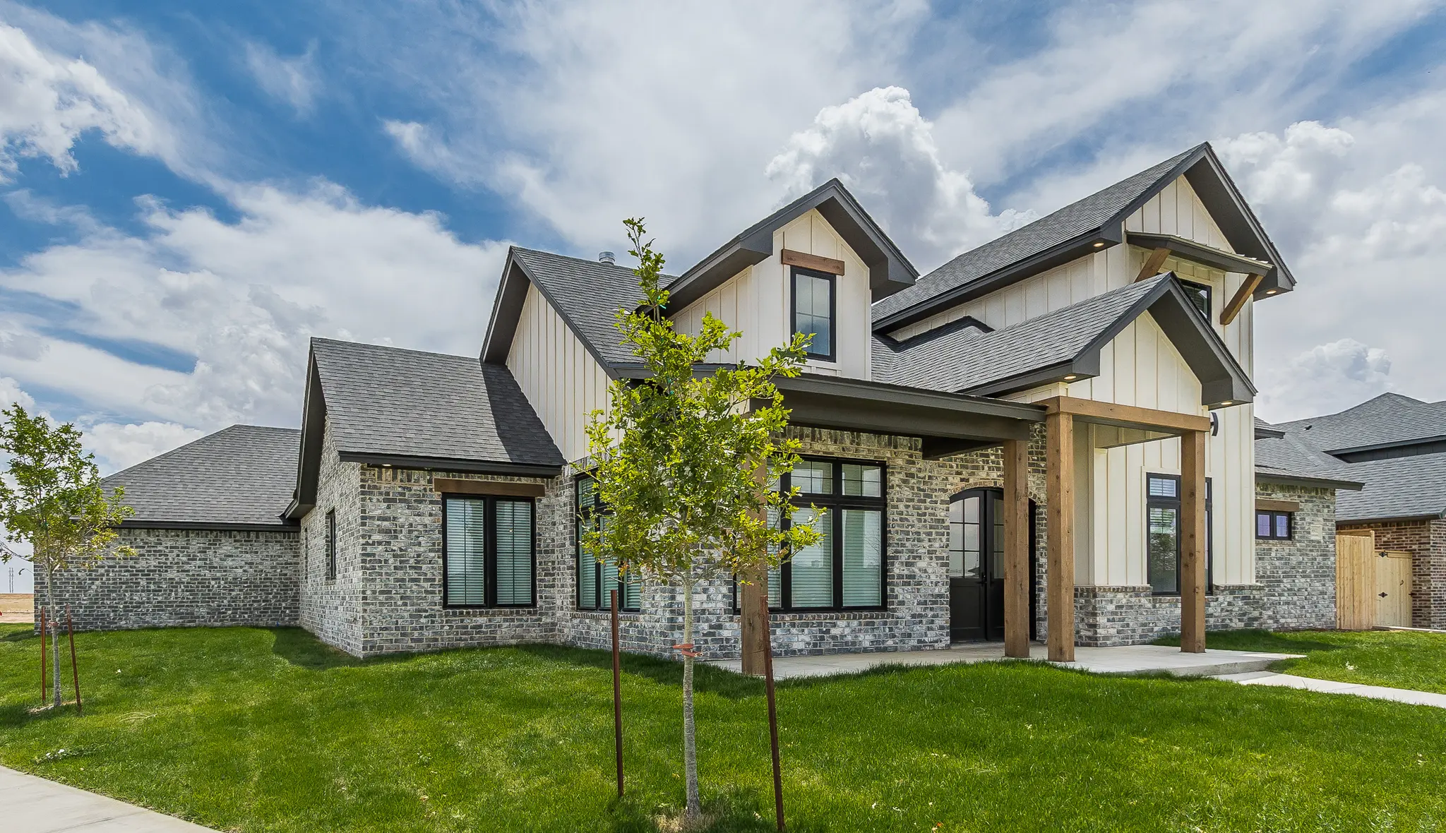 2111 - Exterior Photo 3