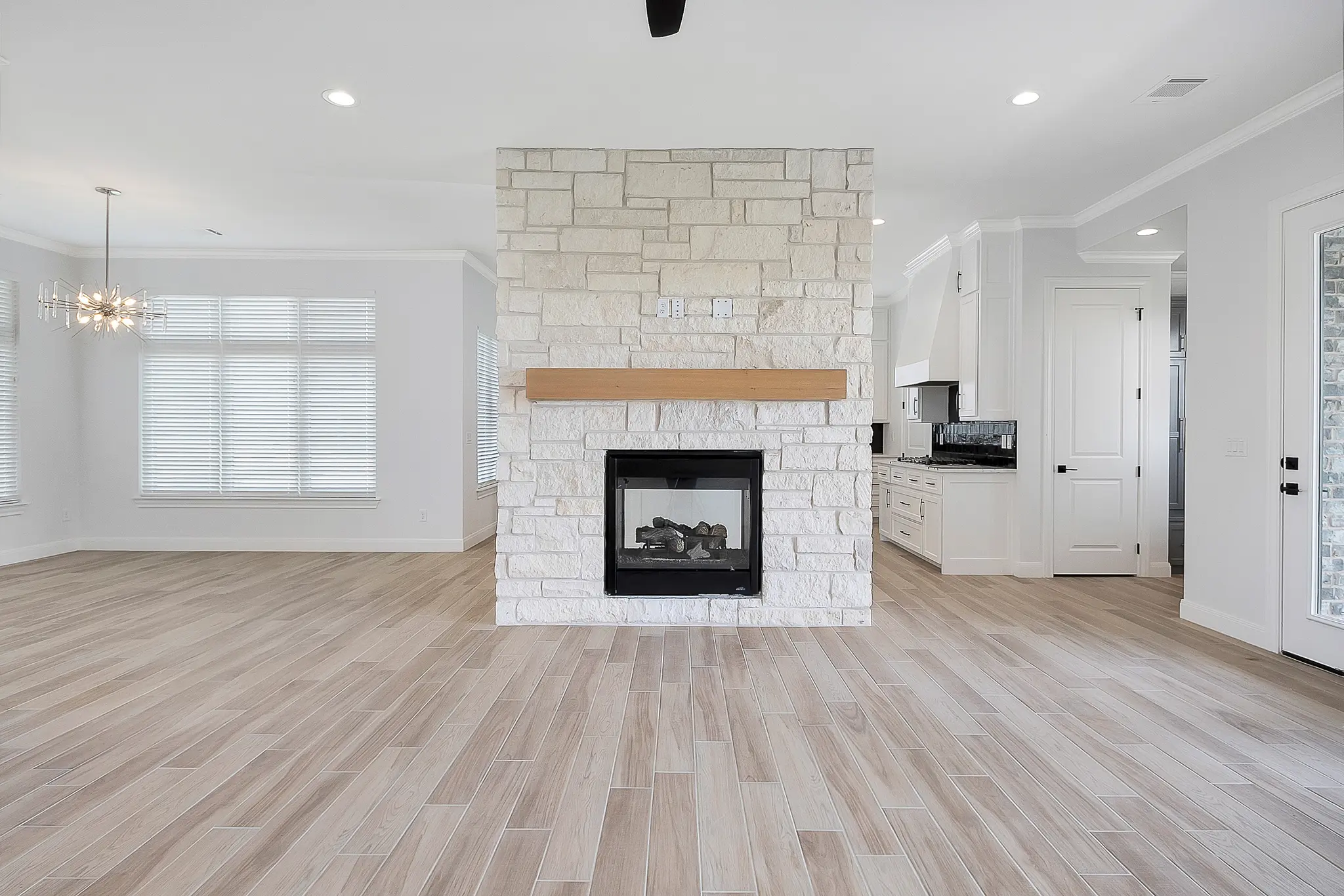 2111 - Interior Photo 10