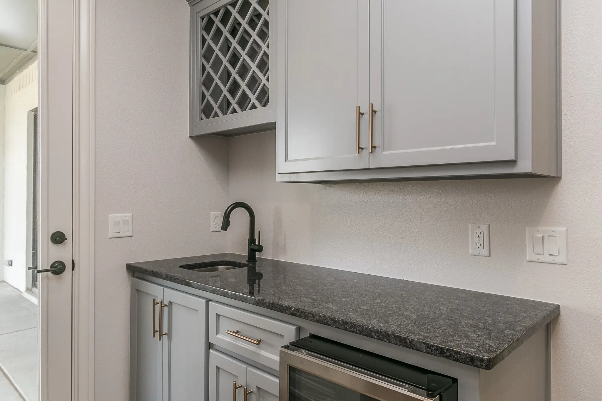 1735-5 - Interior Photo 14