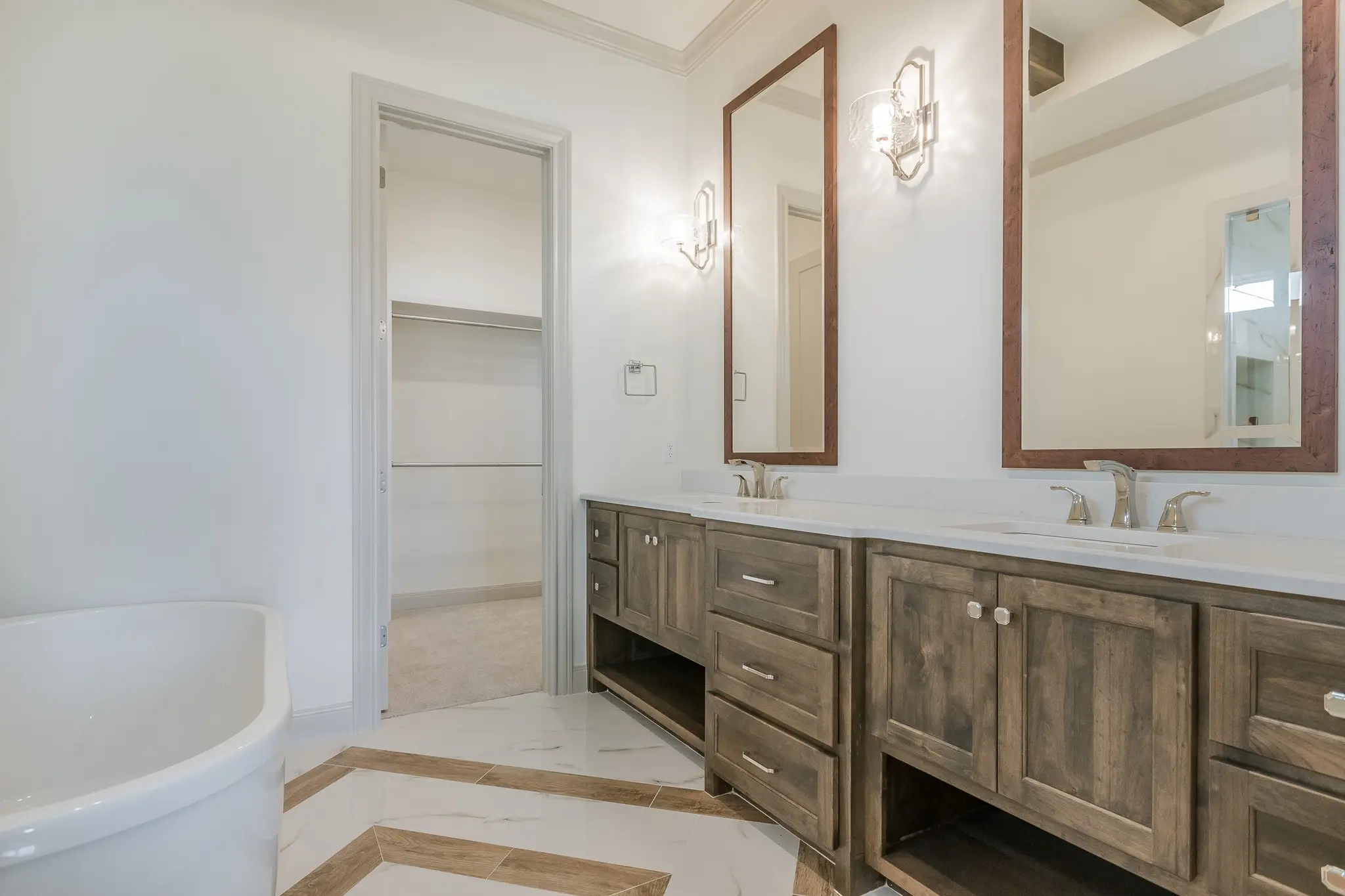 1911 - Interior Photo 23