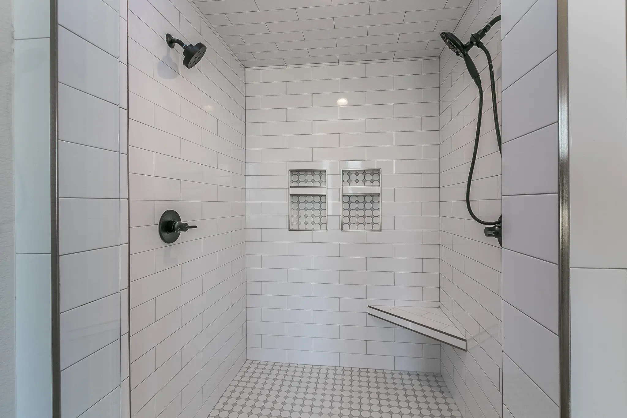 1735-5 - Interior Photo 21