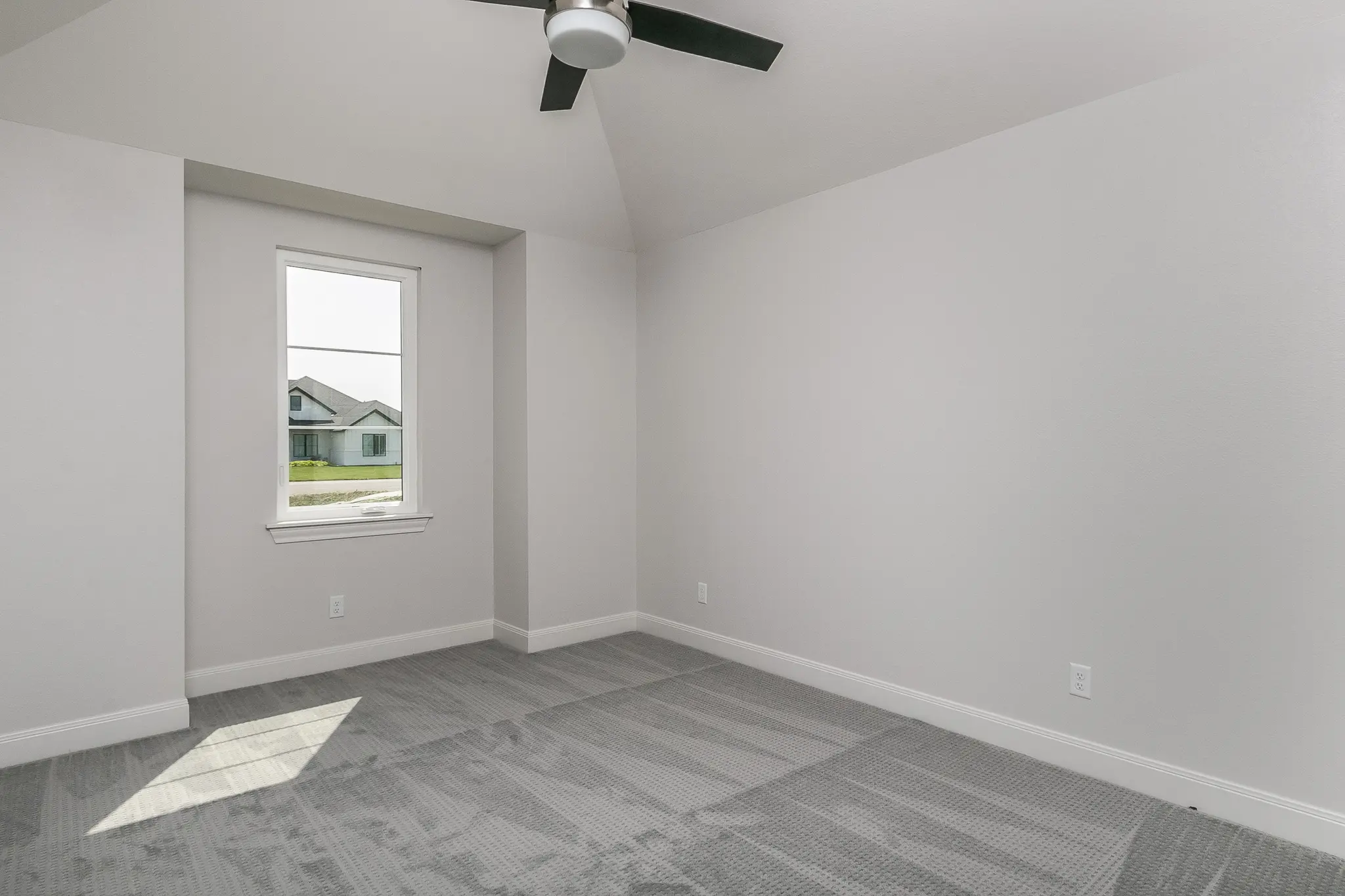 1735-5 - Interior Photo 24