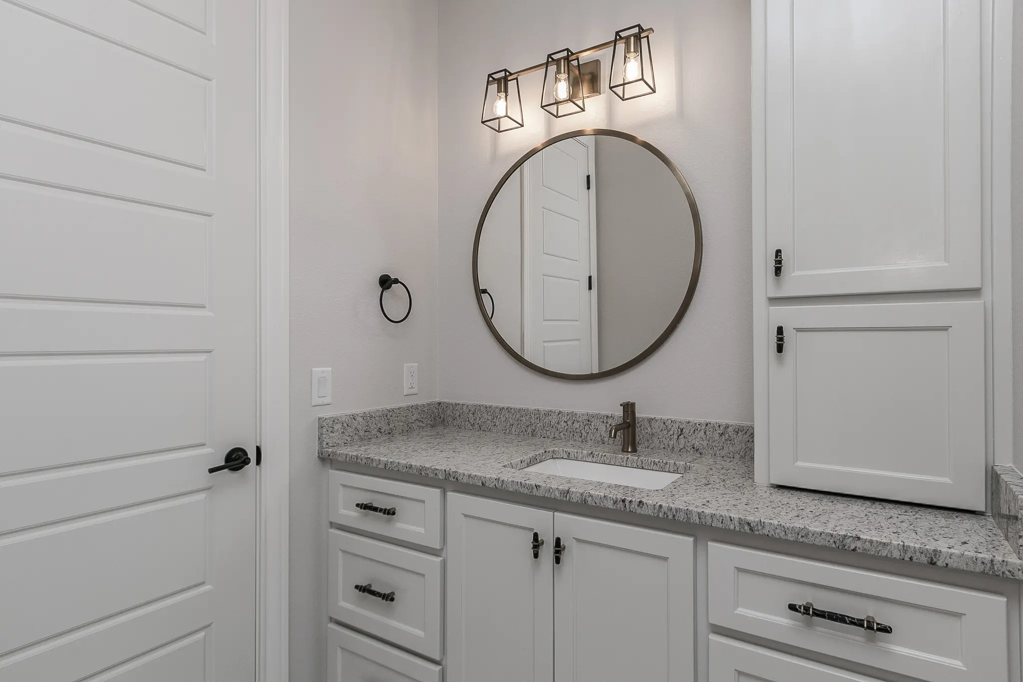 1735-5 - Interior Photo 25