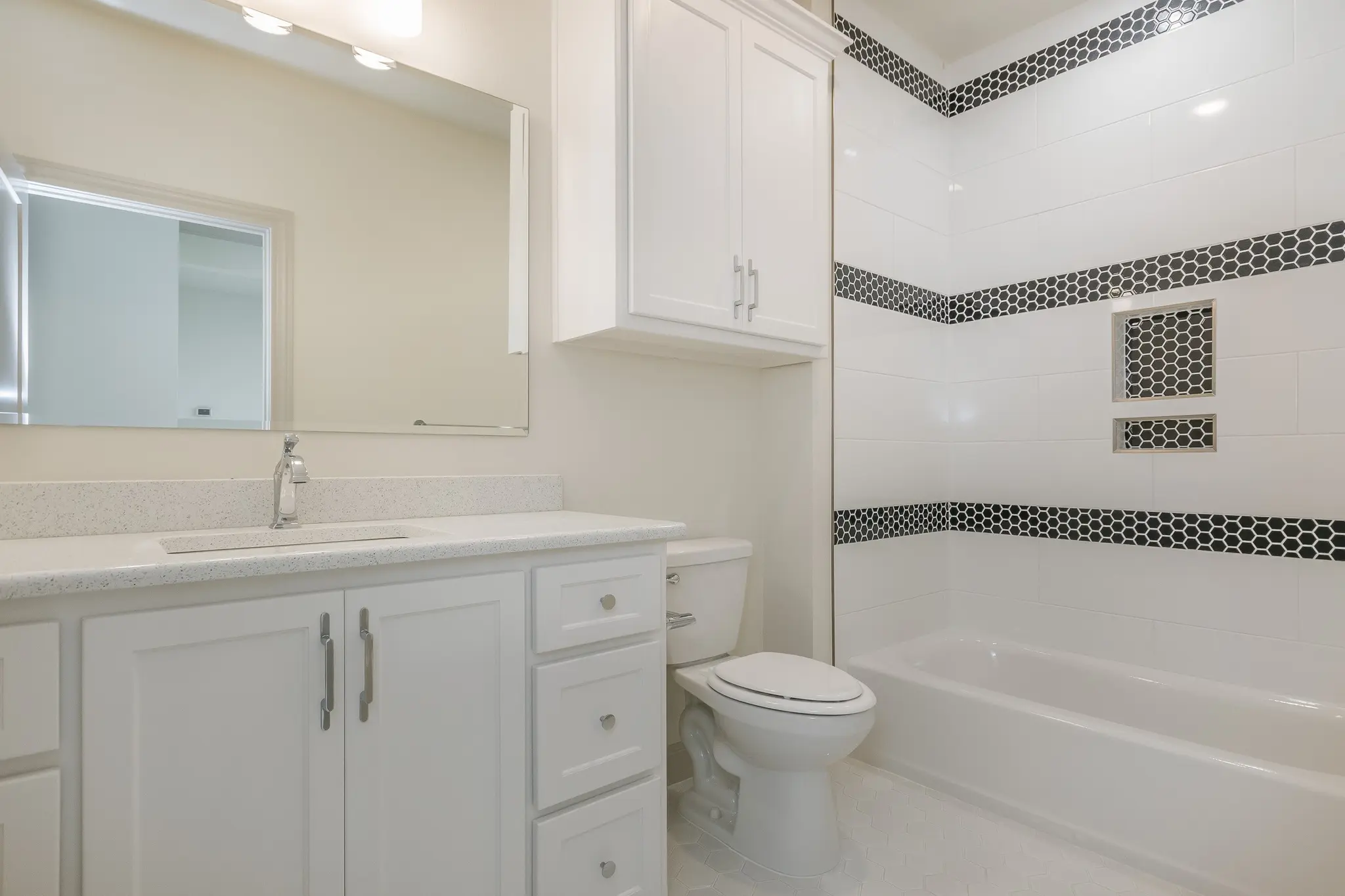 1911 - Interior Photo 32