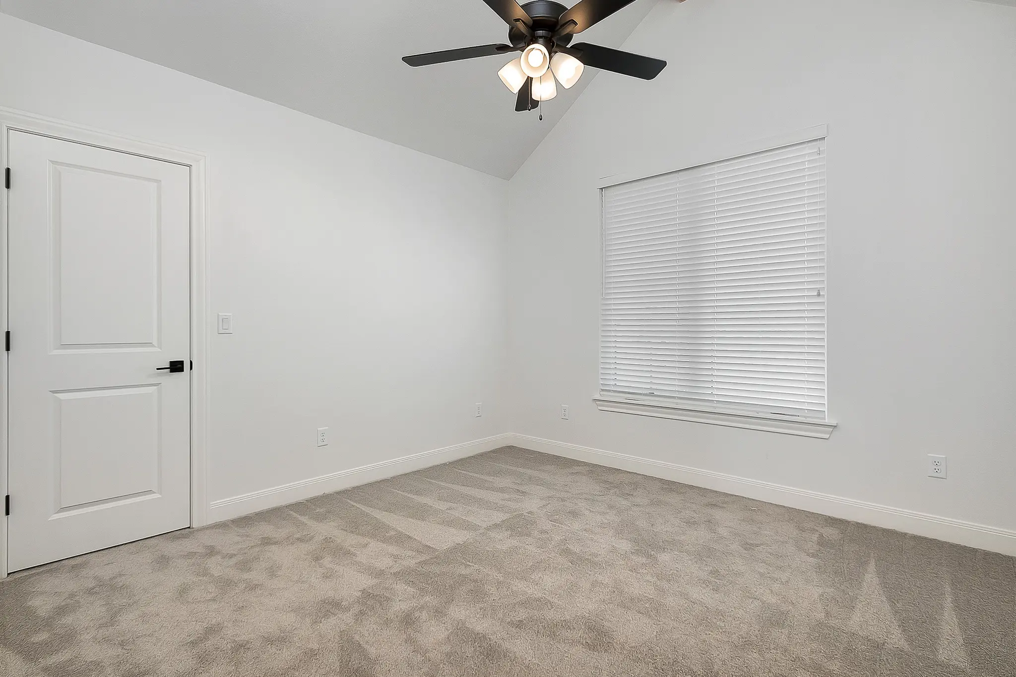 2111 - Interior Photo 33