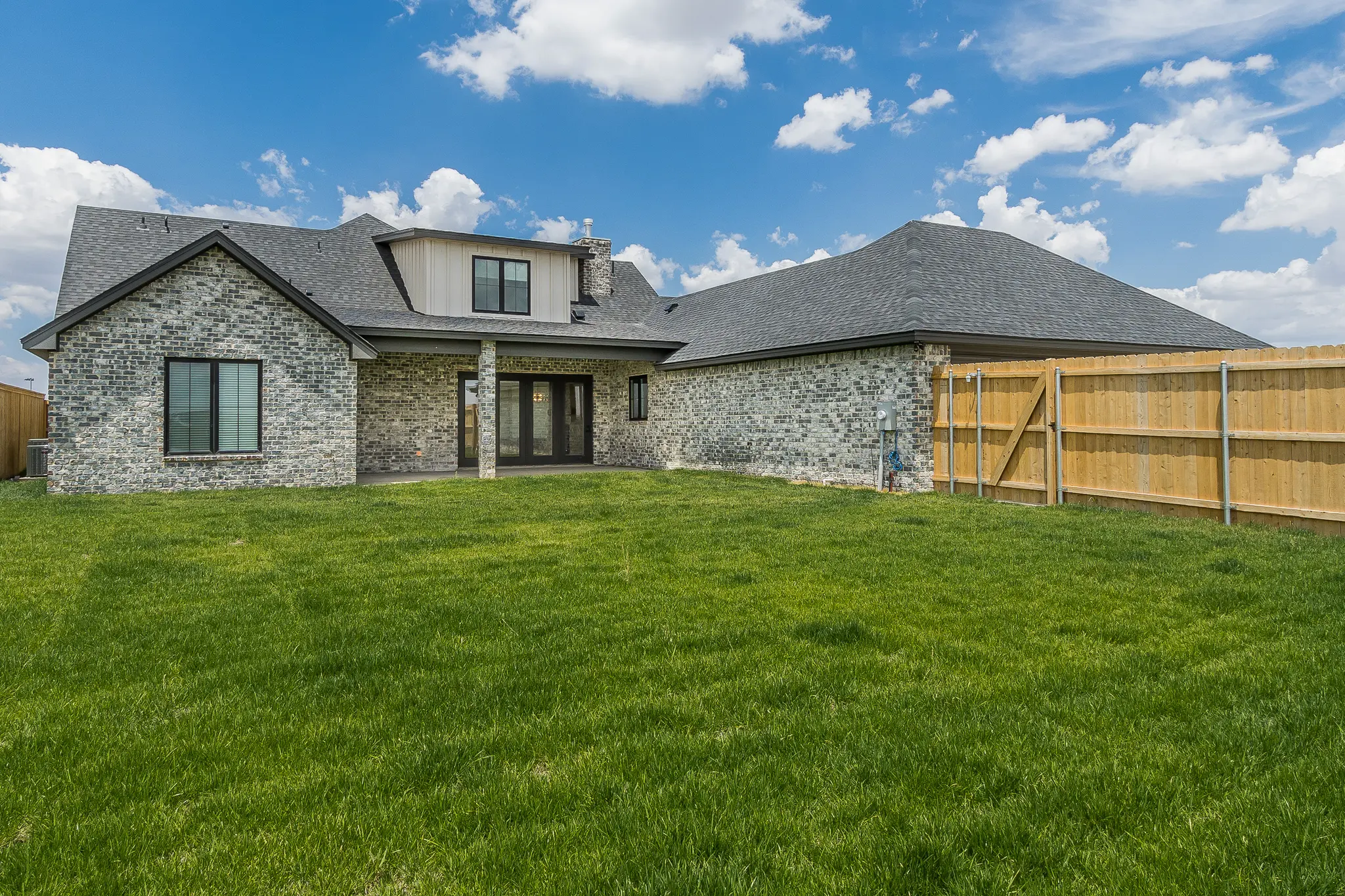 2111 - Exterior Photo 5