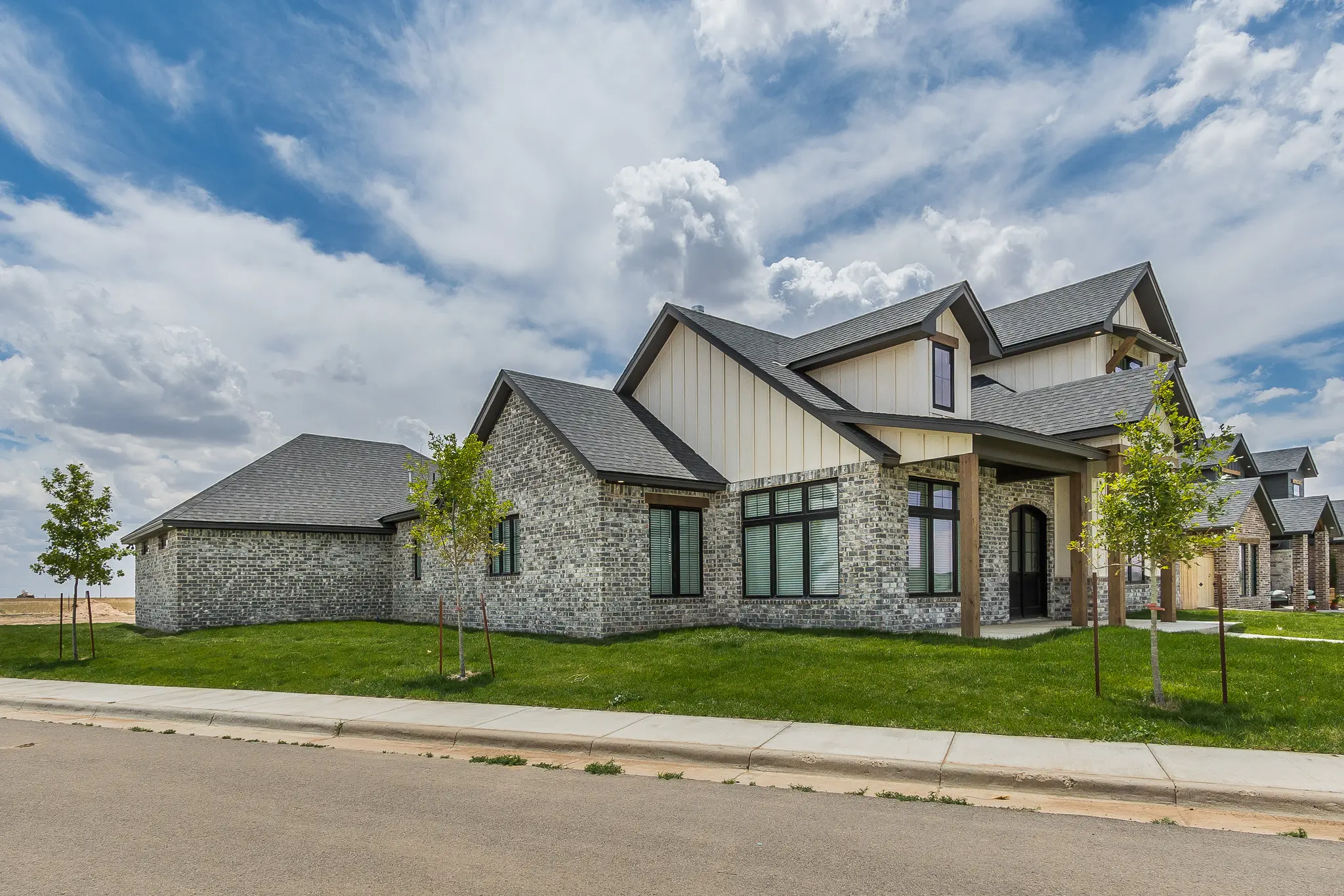 2111 - Exterior Photo 4