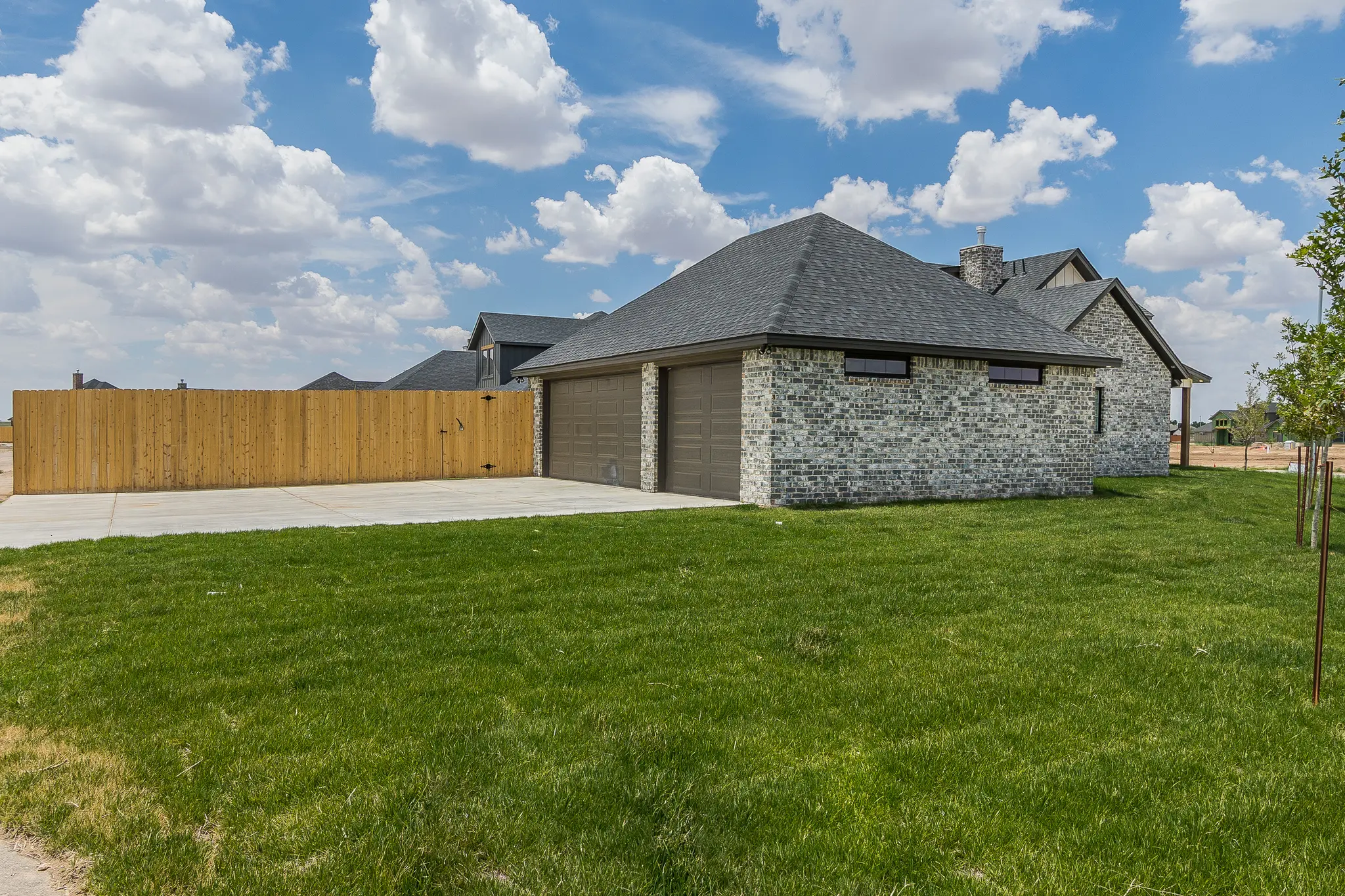 2111 - Exterior Photo 6