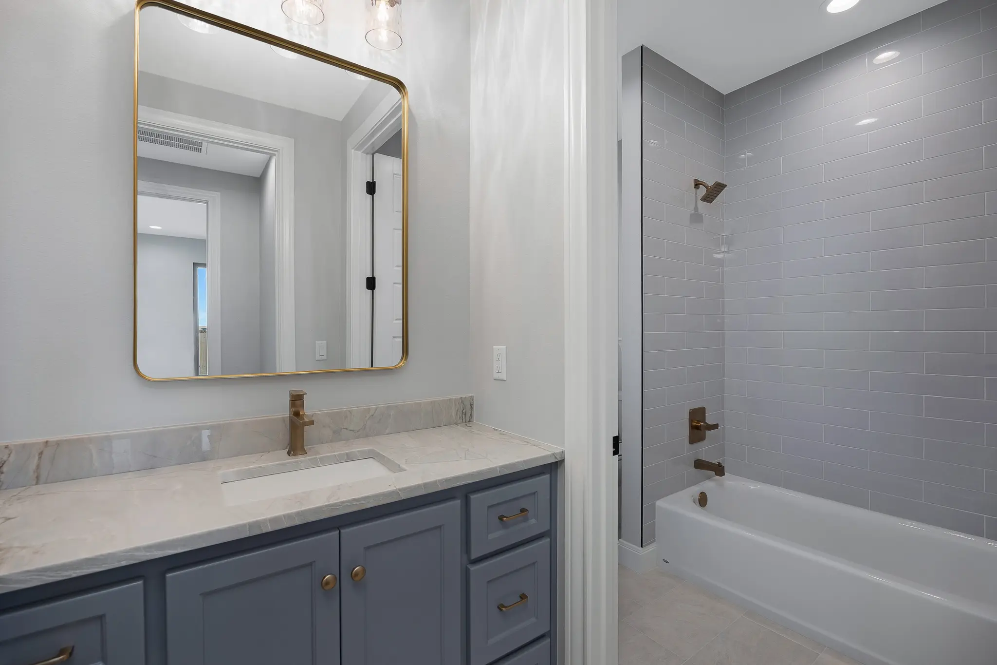 0806-24 - Interior Photo 33