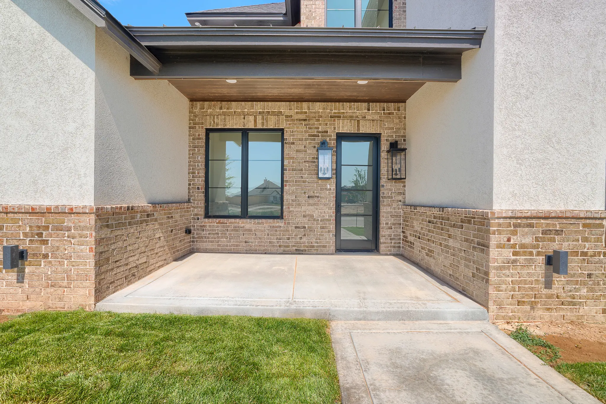 2502 - Exterior Photo 3