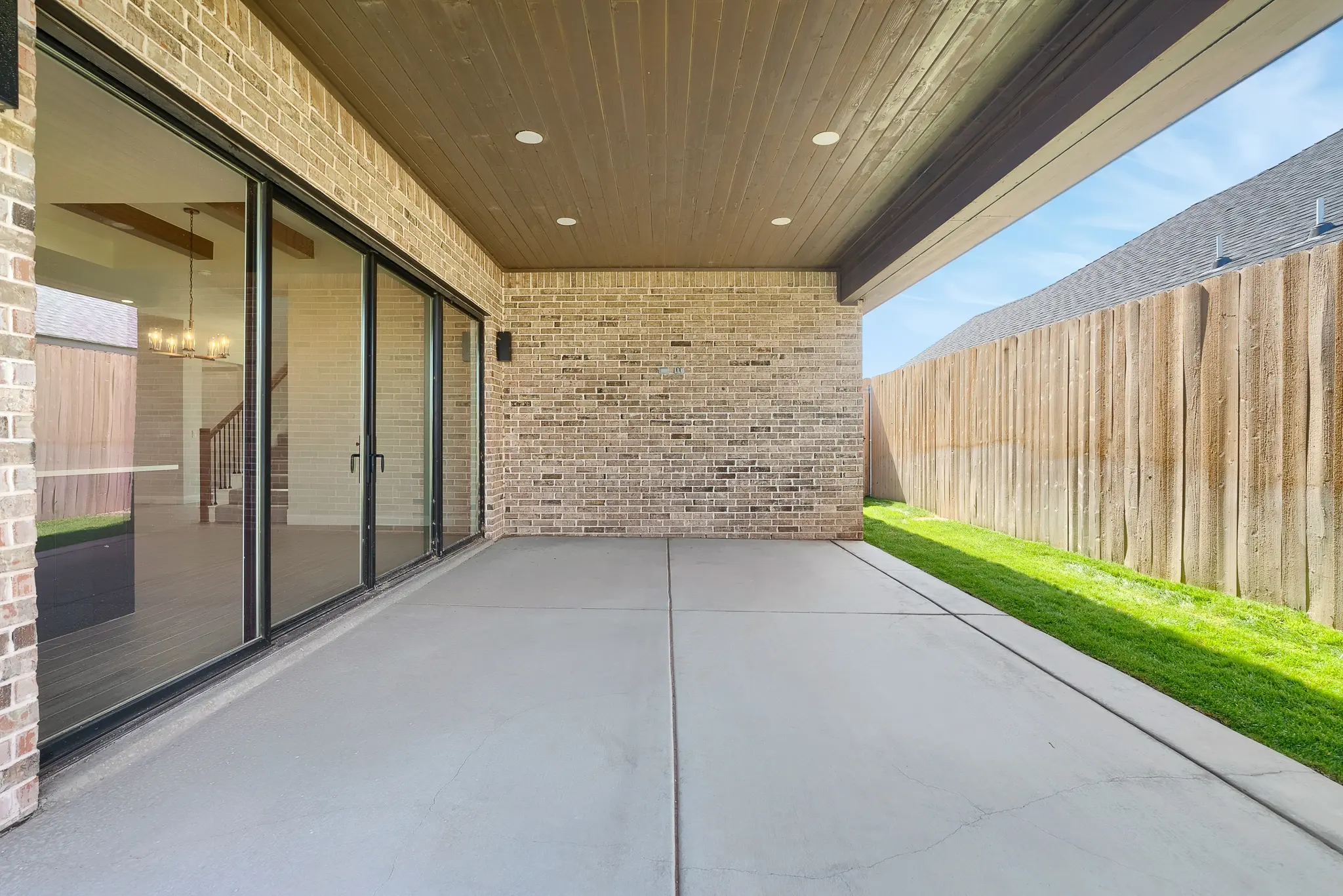2502 - Exterior Photo 7
