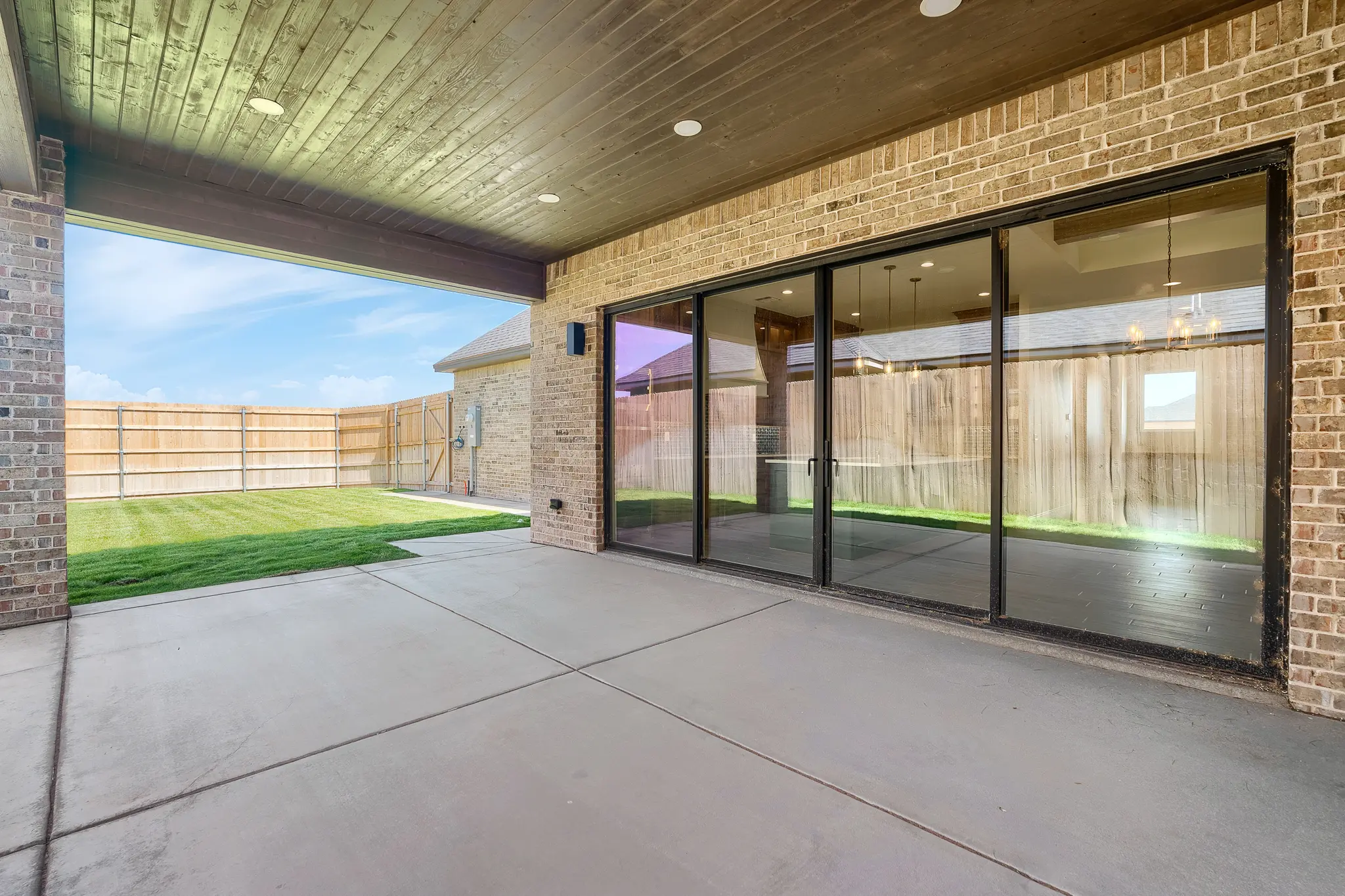 2502 - Exterior Photo 8