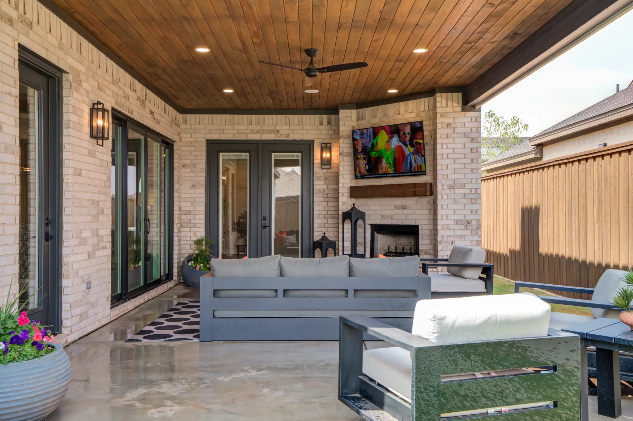 2424 - Exterior Photo 6