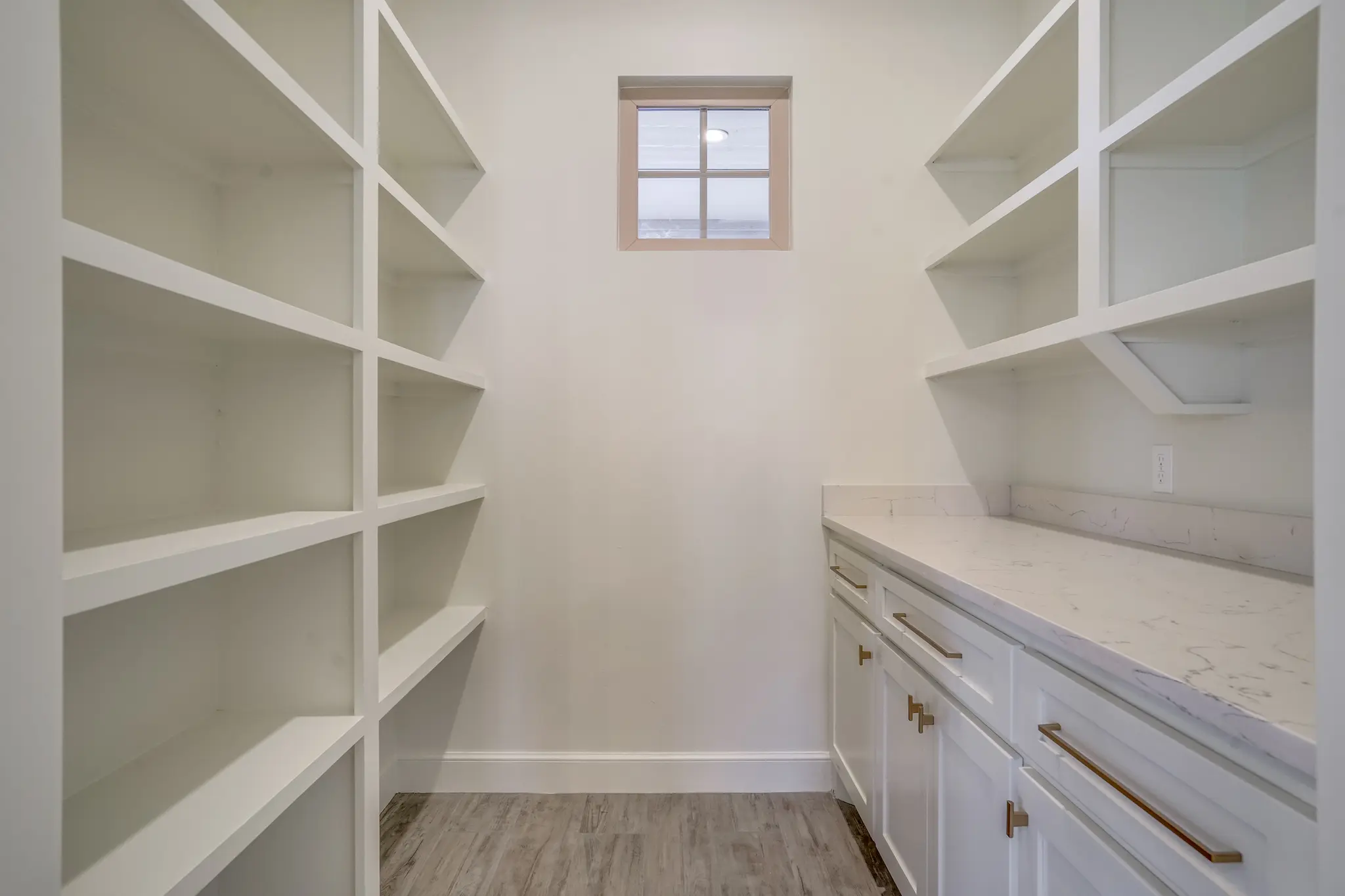 1711-2 - Interior Photo 28