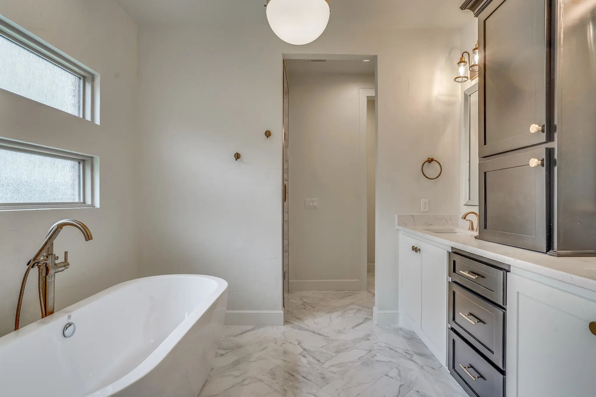 1711-2 - Interior Photo 33