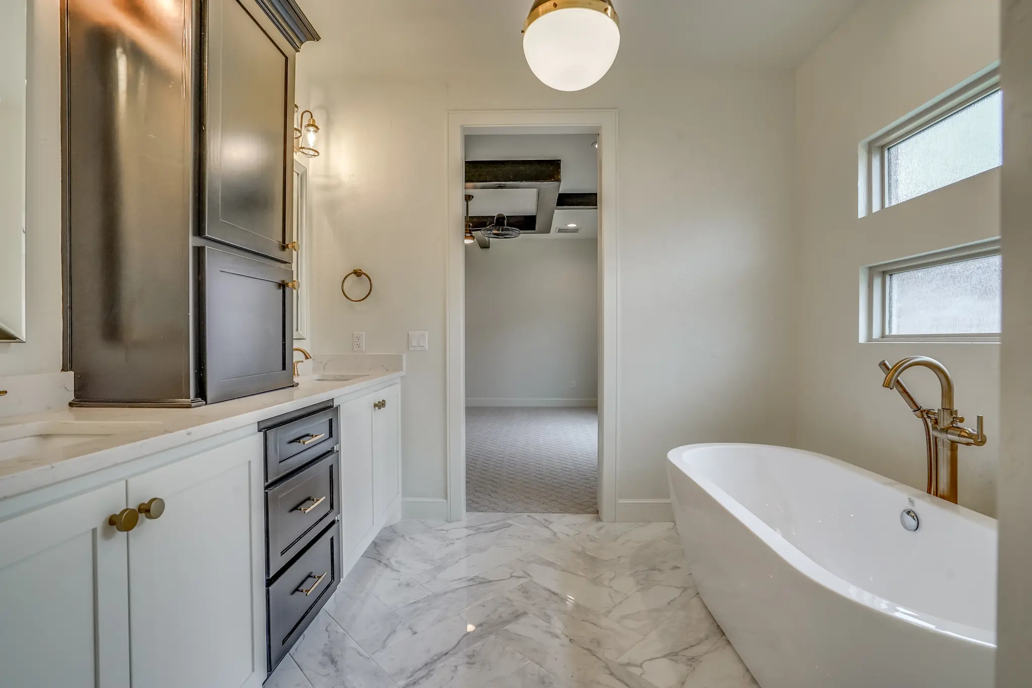 1711-2 - Interior Photo 37