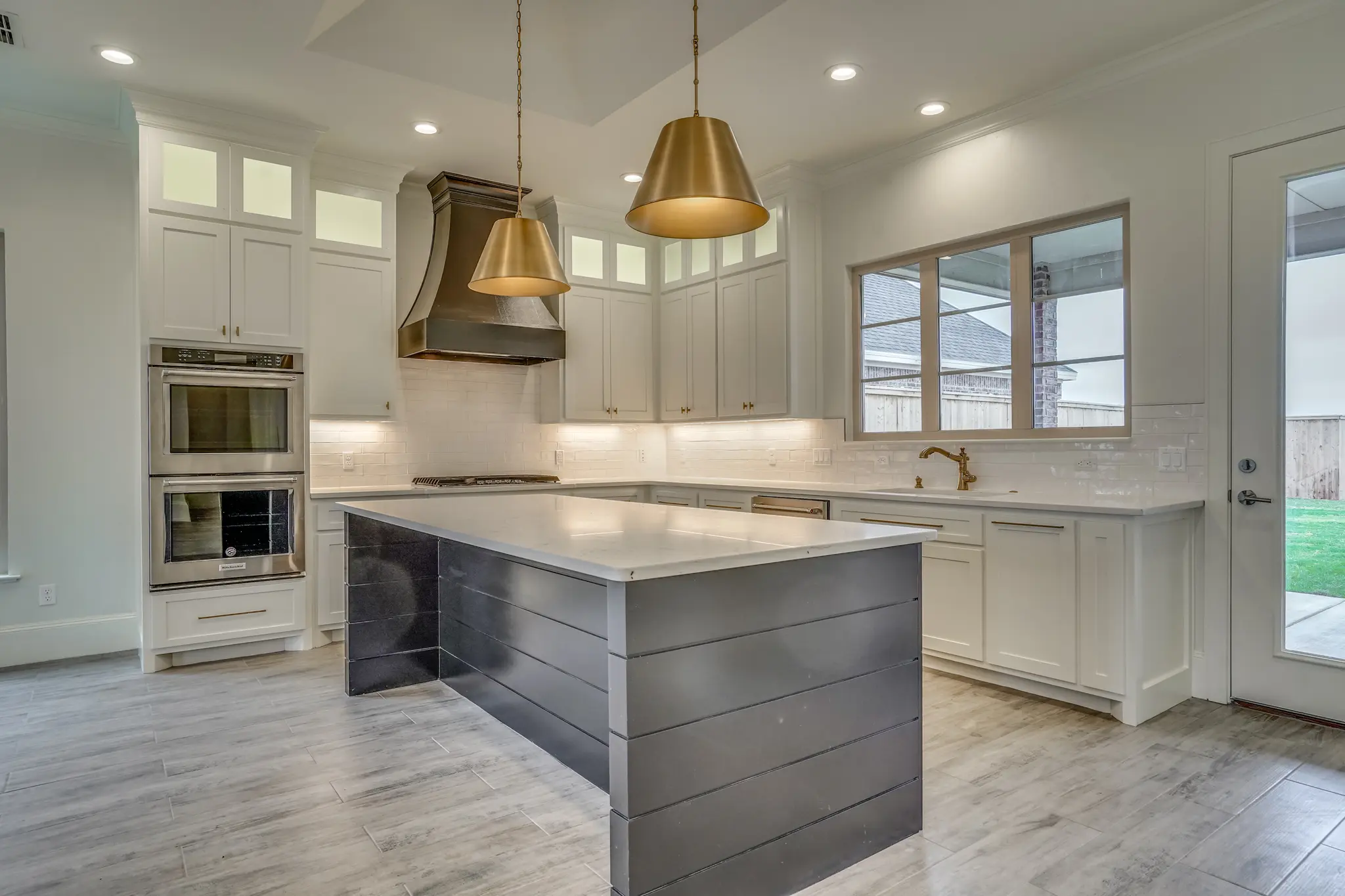 1711-2 - Interior Photo 12