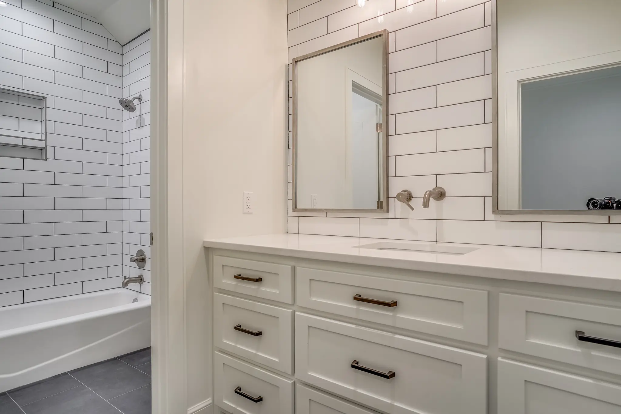 1711-2 - Interior Photo 41