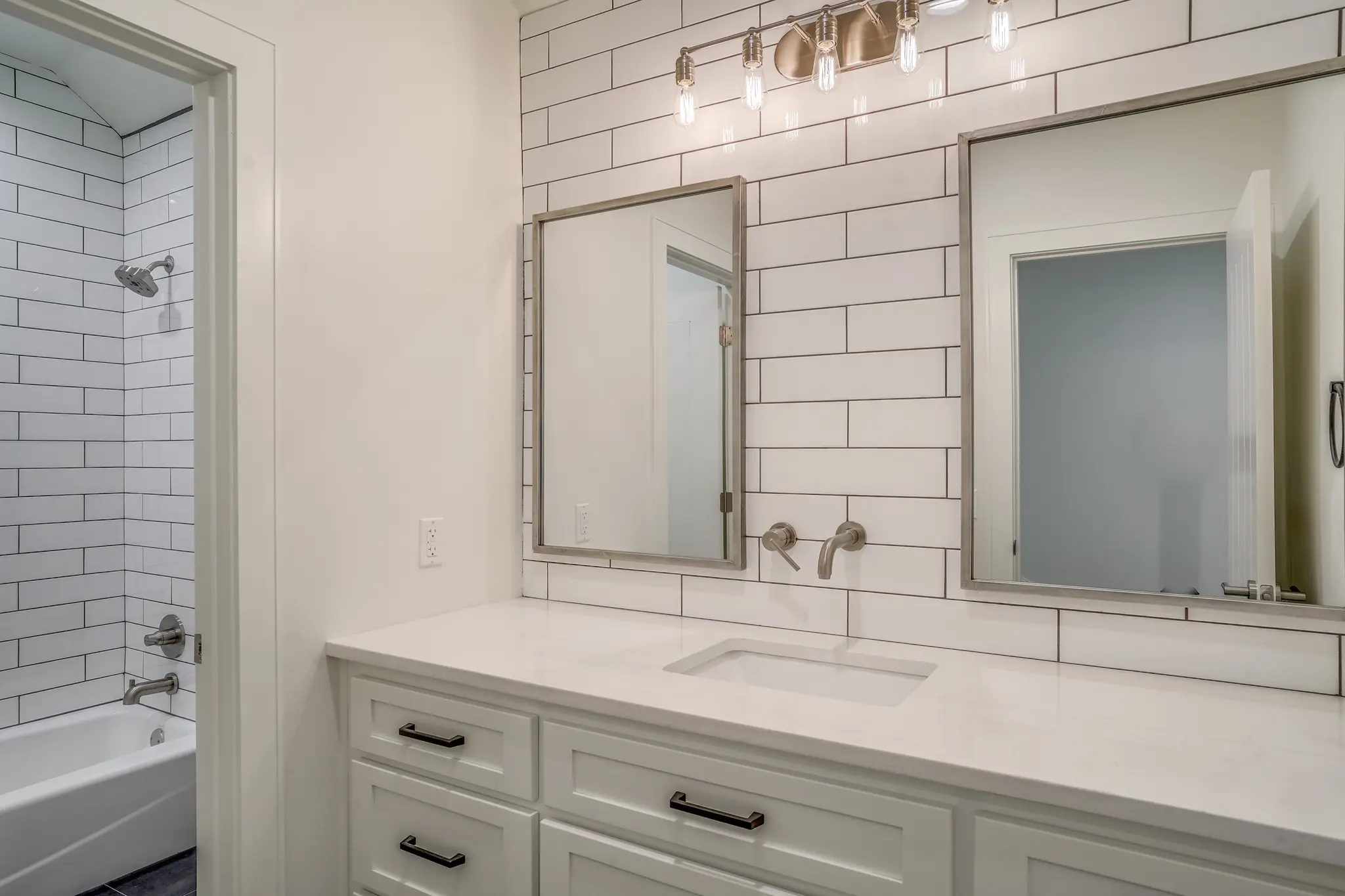 1711-2 - Interior Photo 42