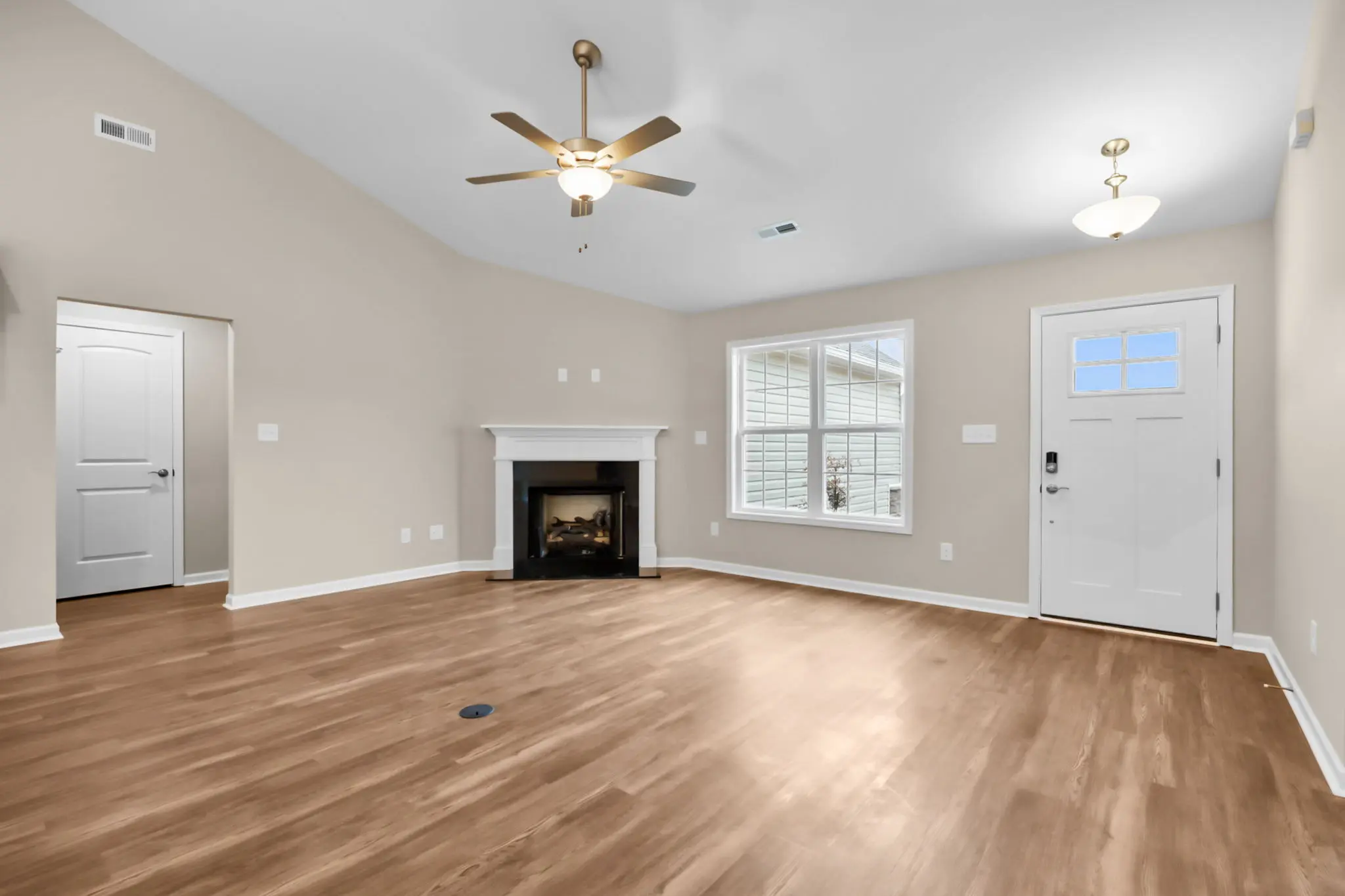 Ryan - Interior Photo 5