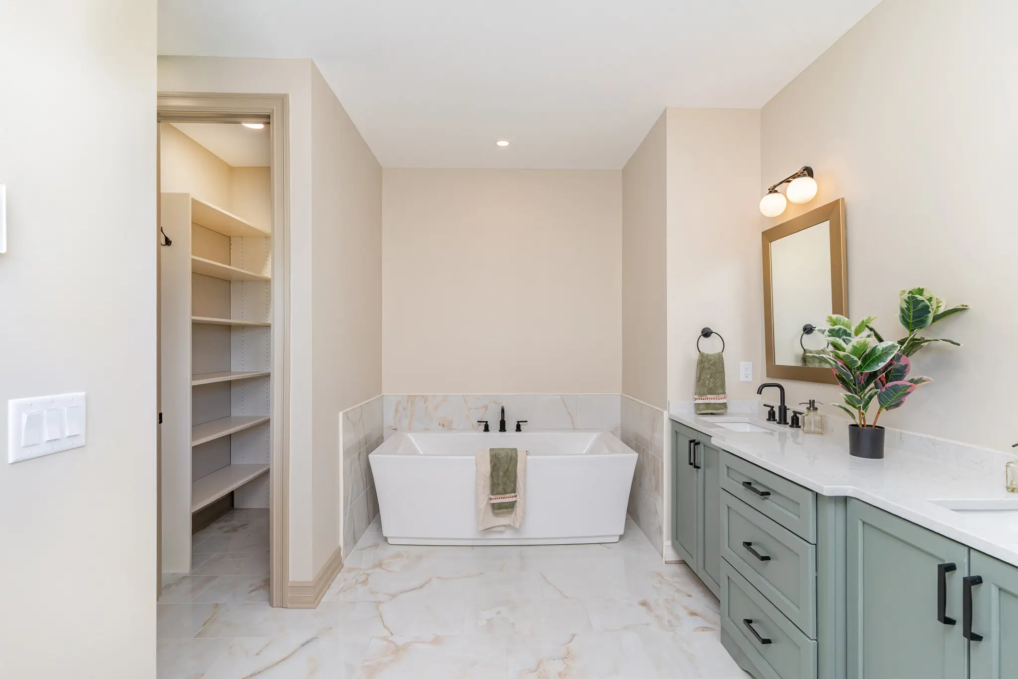 Elite X - Interior Photo 16