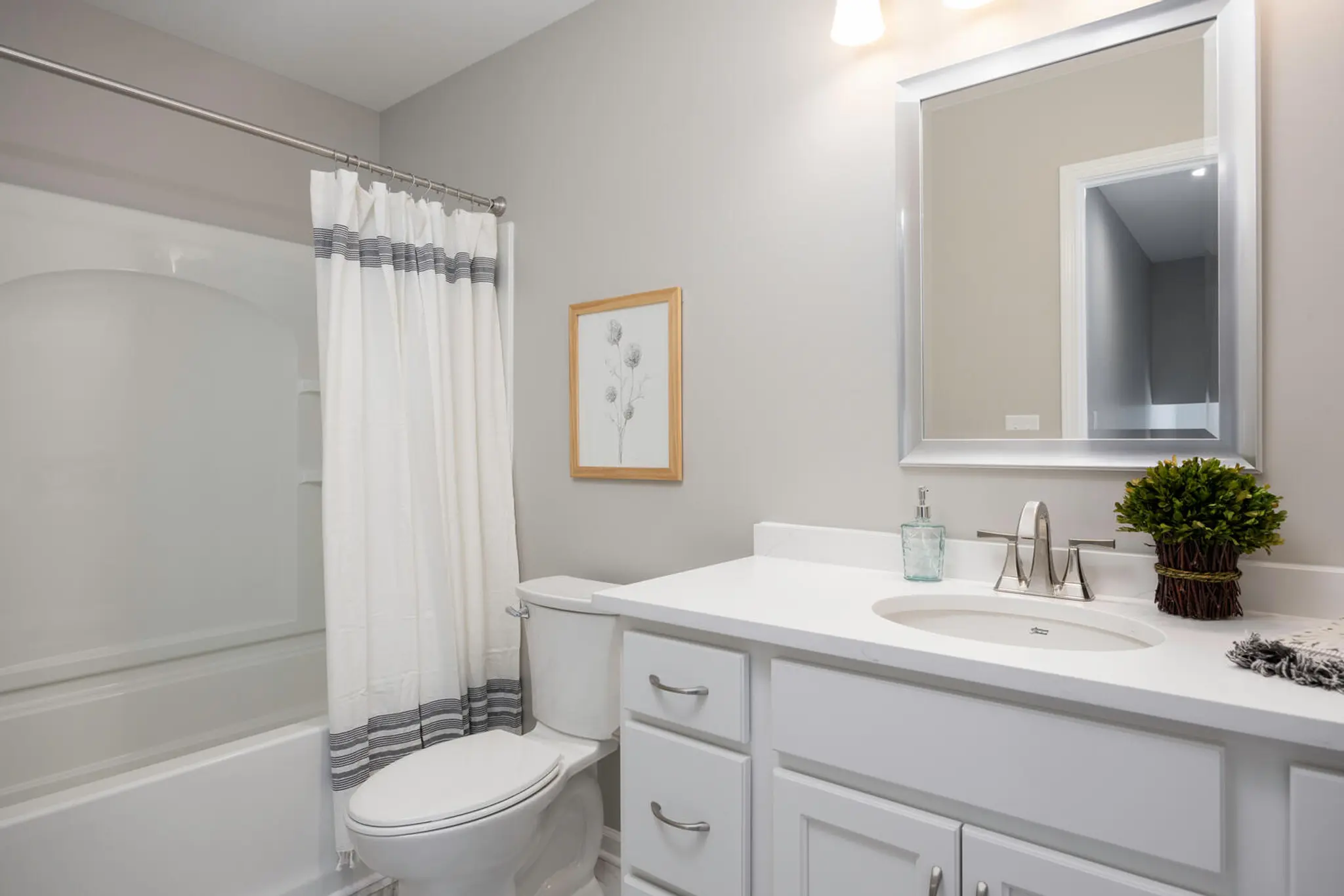 Winston - Interior Photo 16