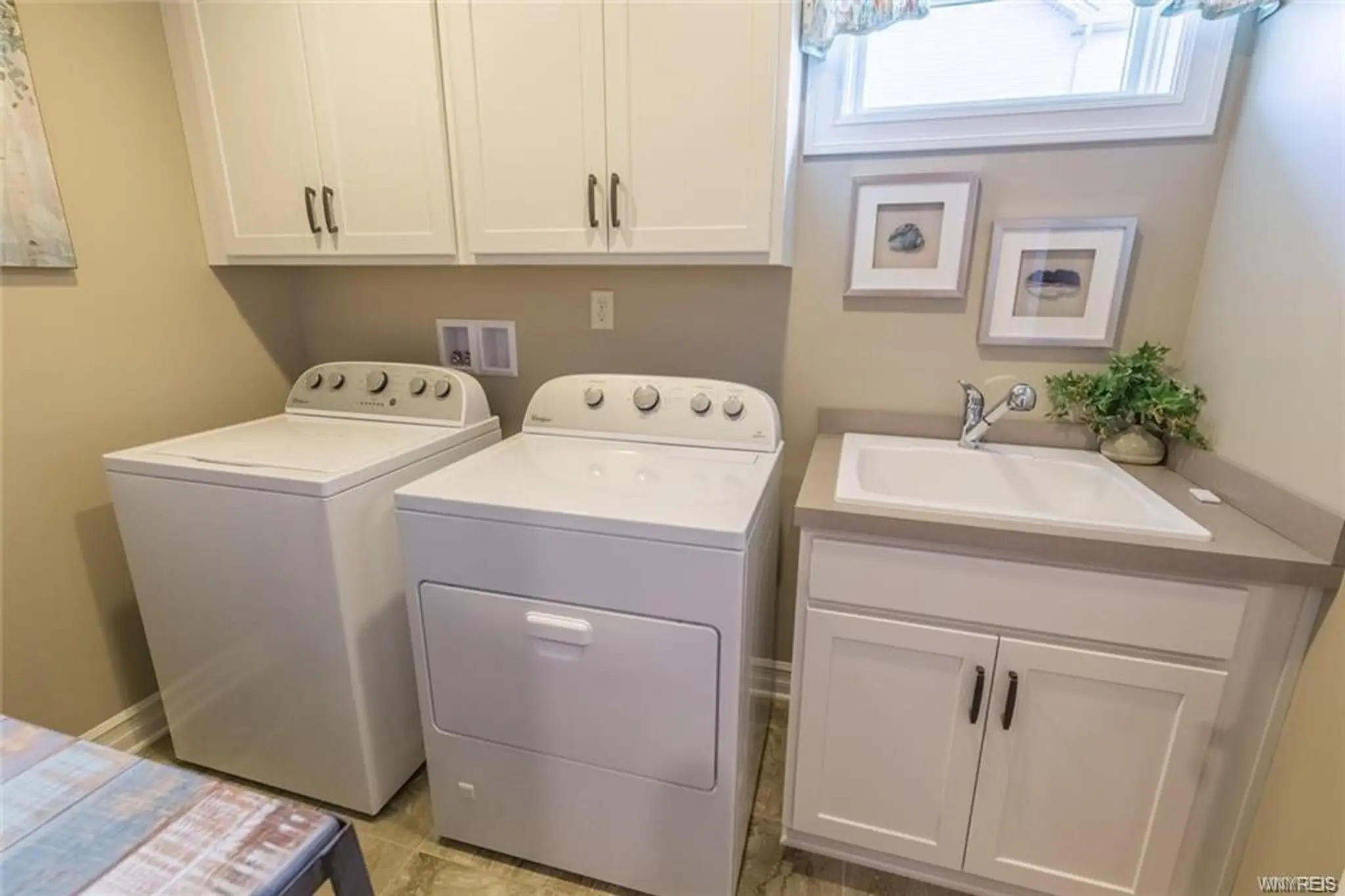 Avalon - Interior Photo 16