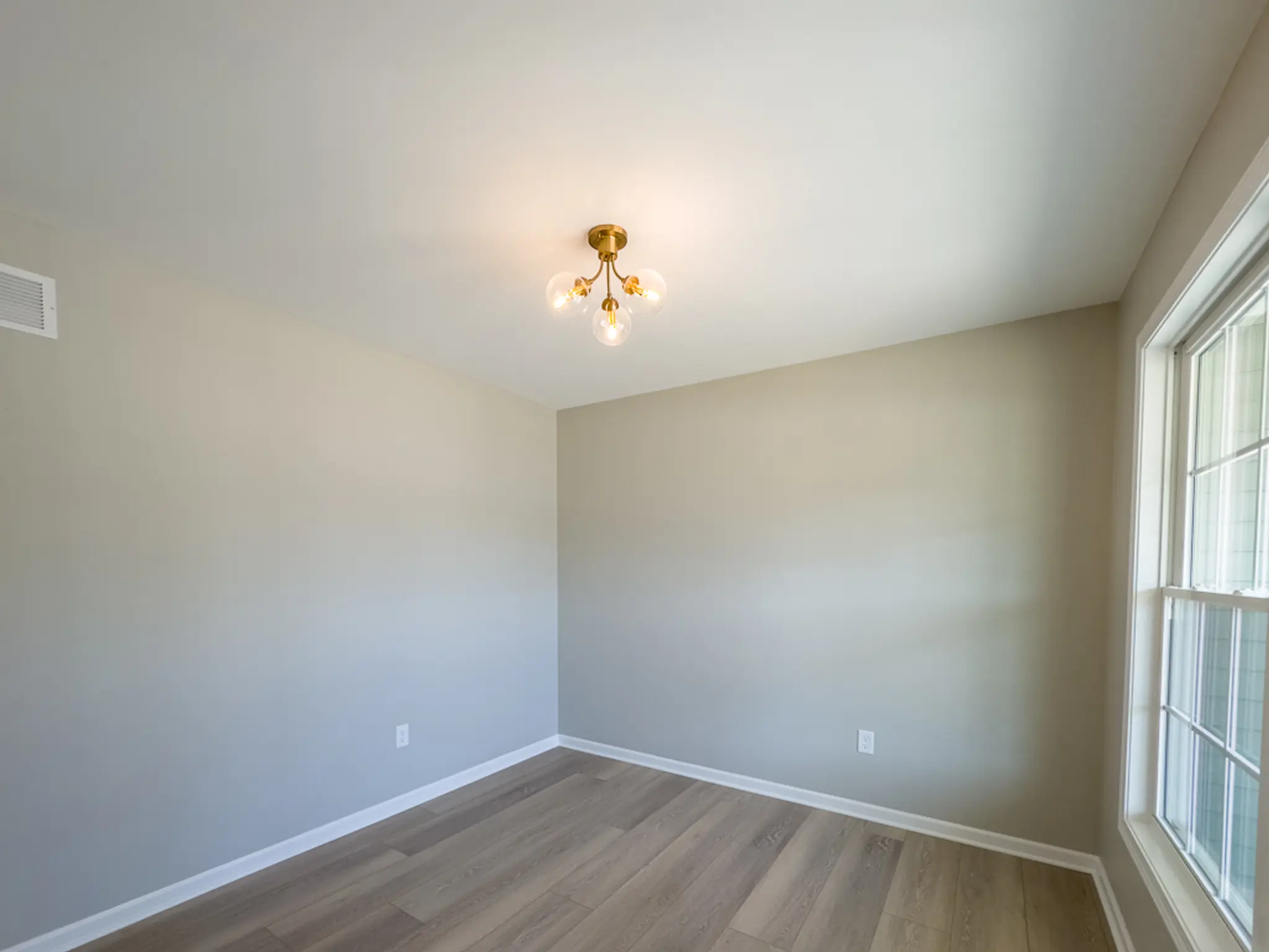 Advantage IX - Interior Photo 12