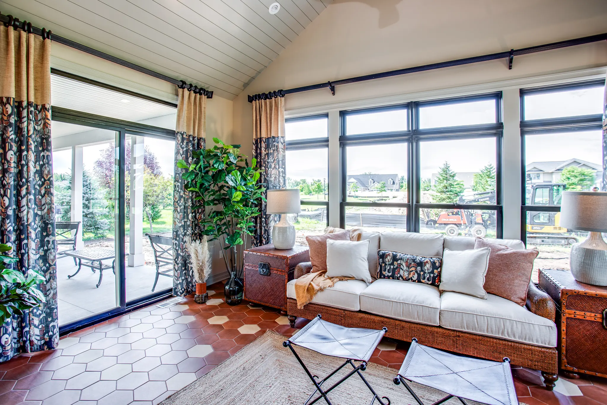 Avalon Manor - Interior Photo 12