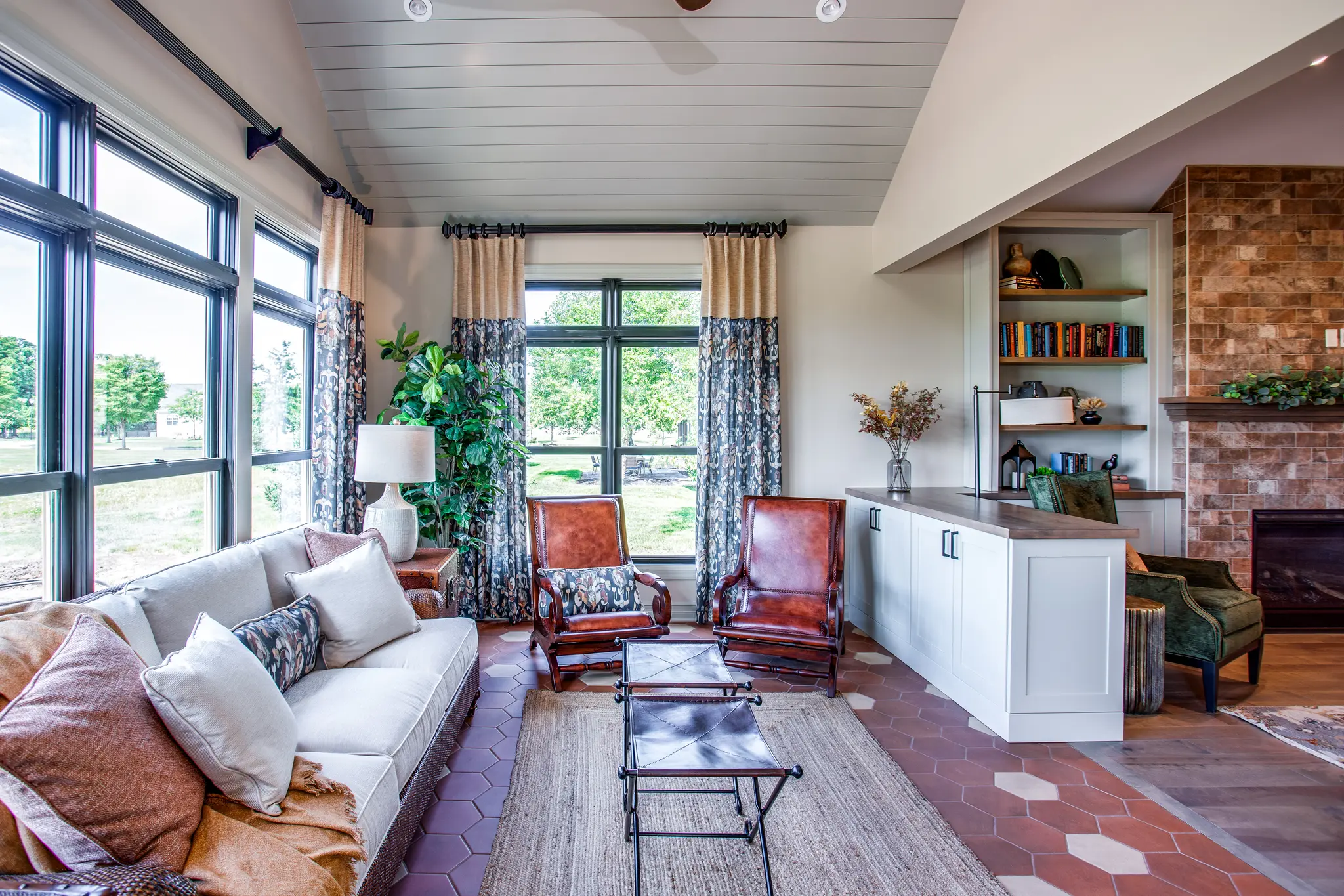 Avalon Manor - Interior Photo 11