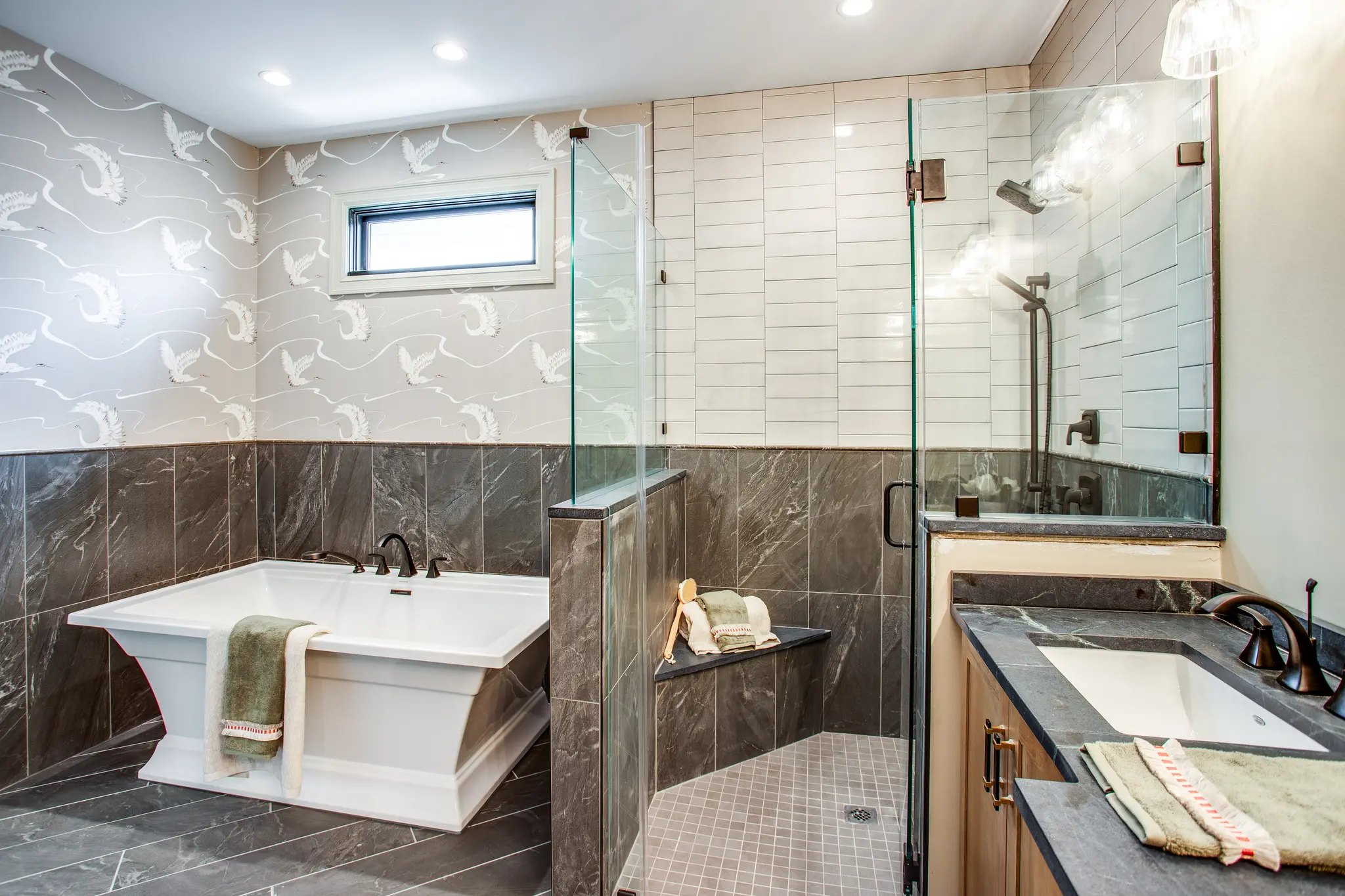 Avalon Manor - Interior Photo 15